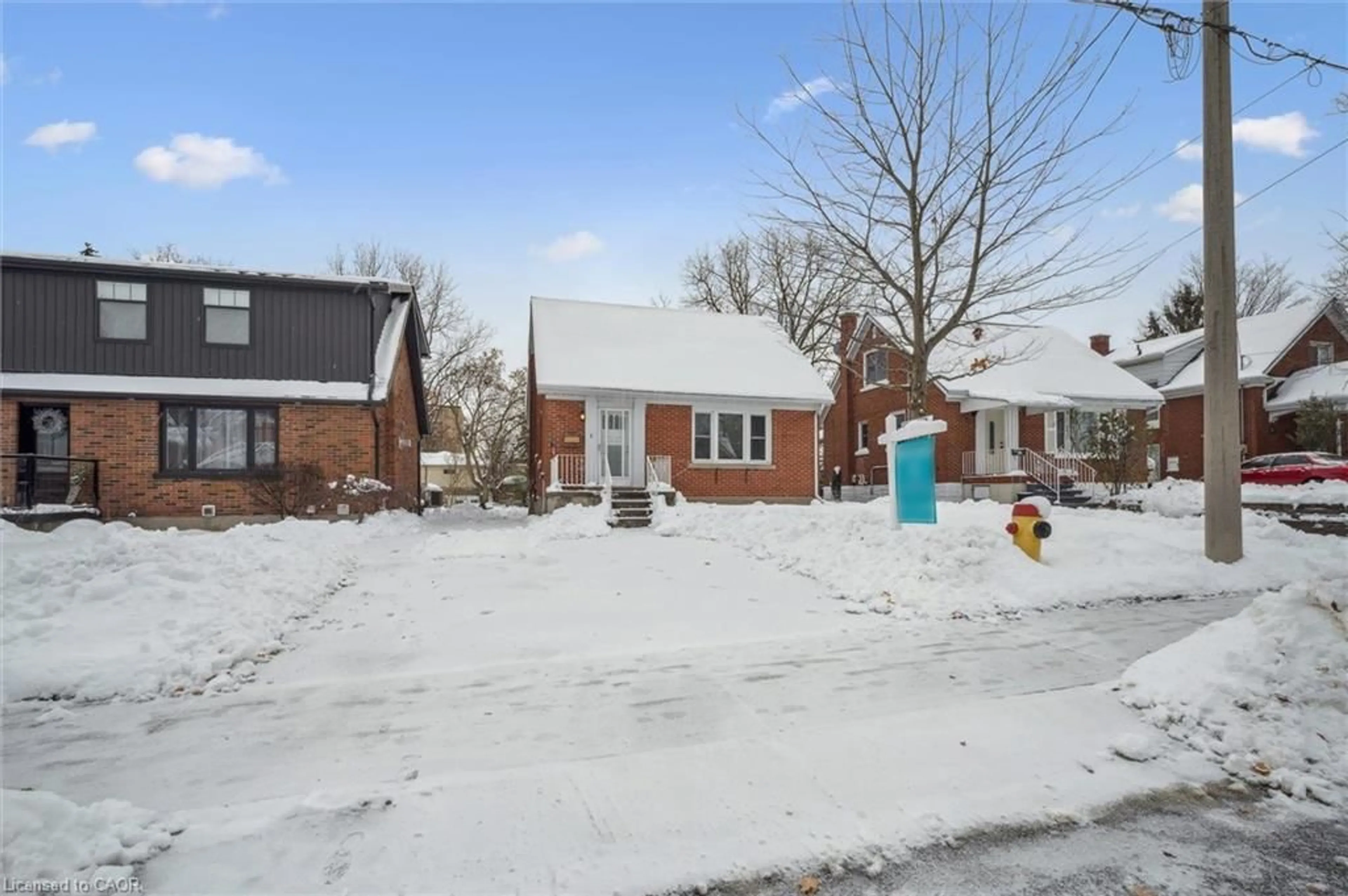 A pic from outside/outdoor area/front of a property/back of a property/a pic from drone, street for 45 Woodland Ave, Kitchener Ontario N2M 3G8