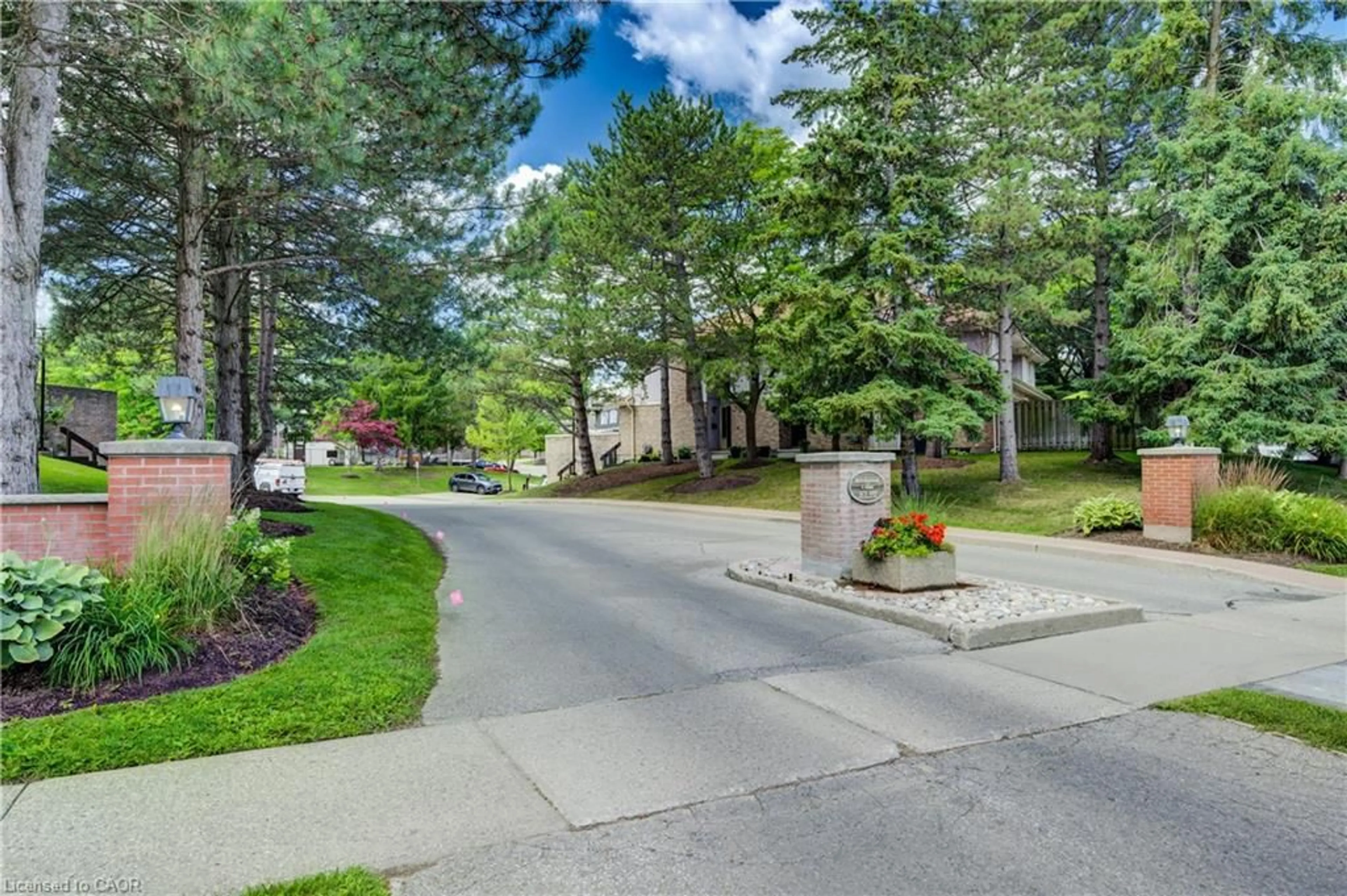 Patio, street for 493 Beechwood Dr #4, Waterloo Ontario N2T 1H8