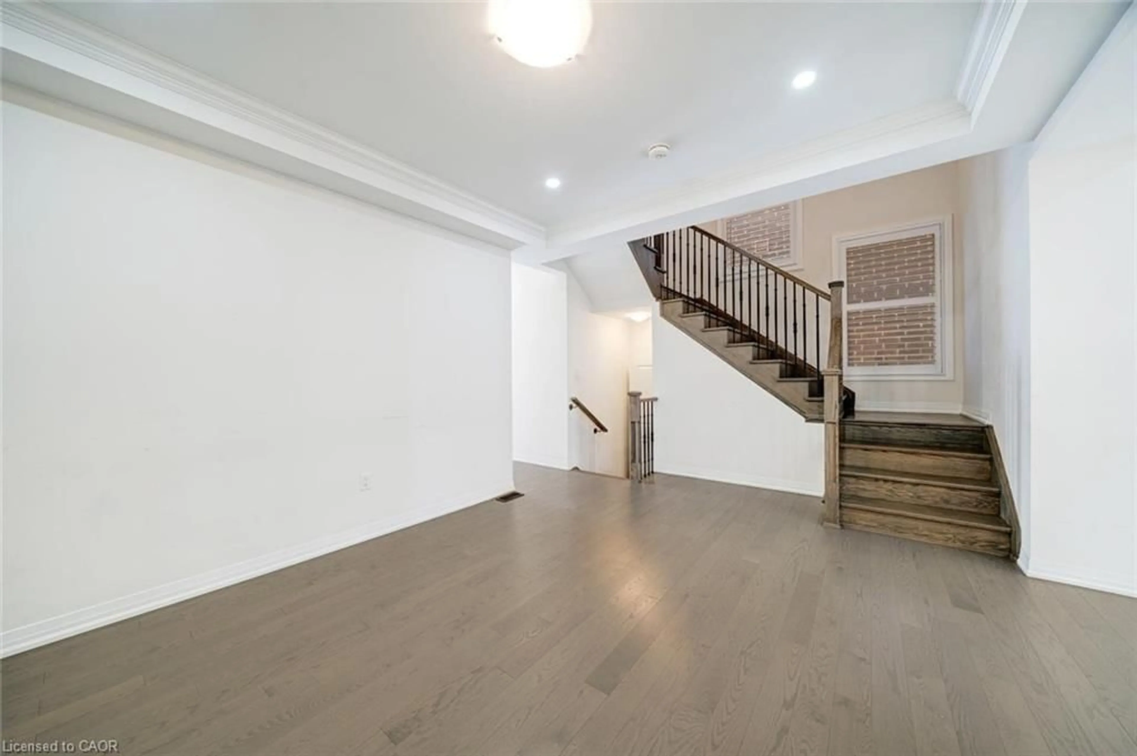 Indoor foyer for 104 Mckean Dr, Stouffville Ontario L4A 4W4