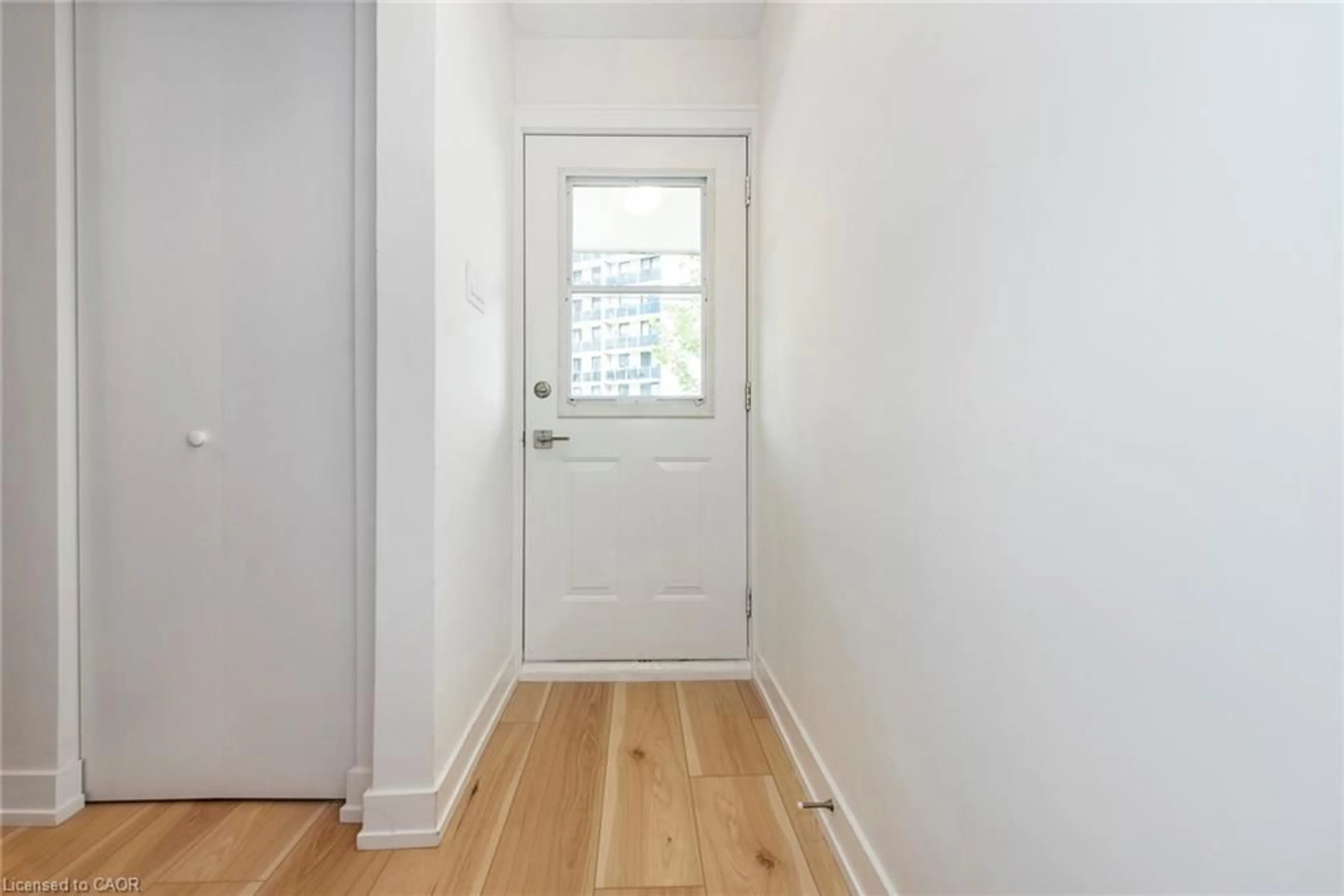 Indoor entryway for 60-62 Delawana Dr, Hamilton Ontario L8E 1G4