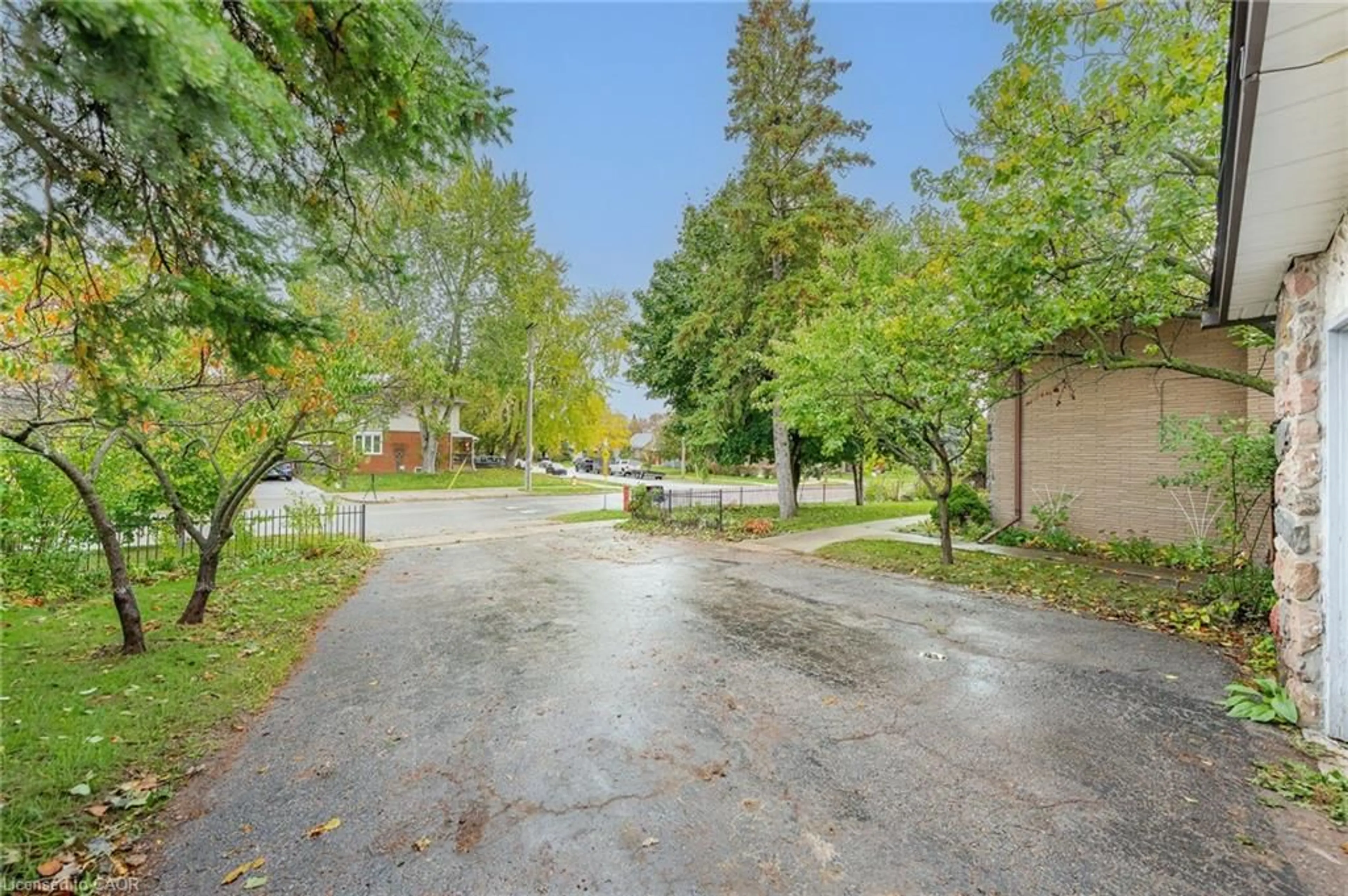 Patio, street for 152 Kinzie Ave, Kitchener Ontario N2A 2J8