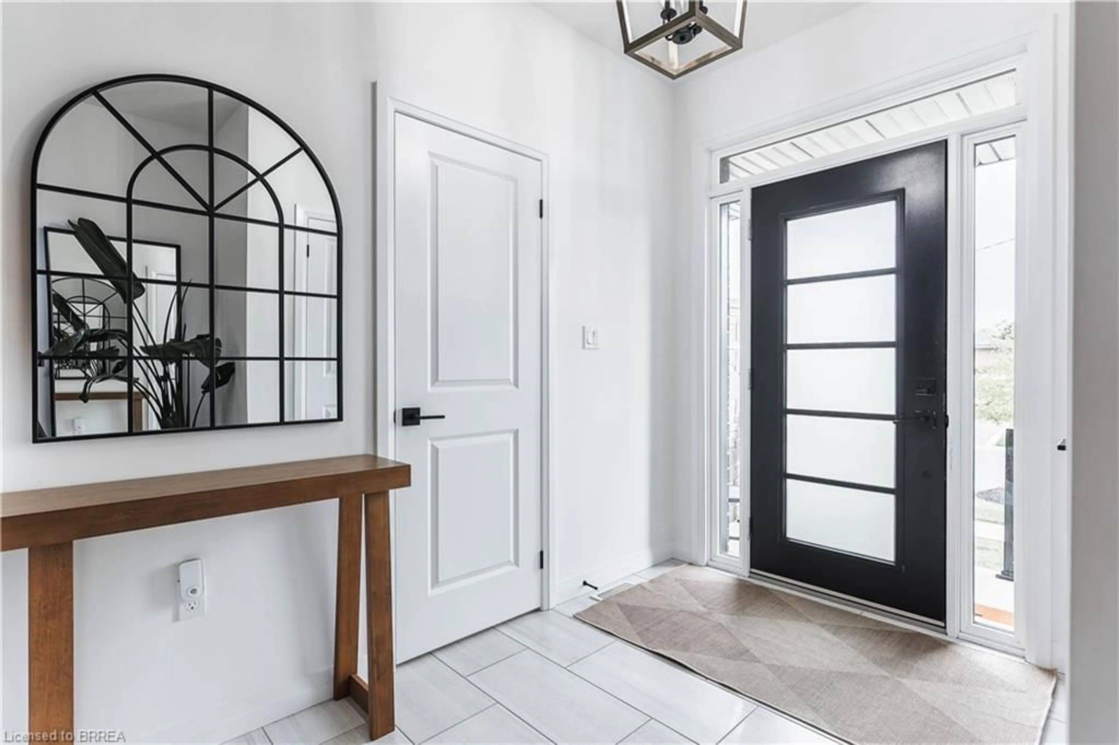 Indoor entryway for 20 Cumberland St, Brantford Ontario N3S 7M5
