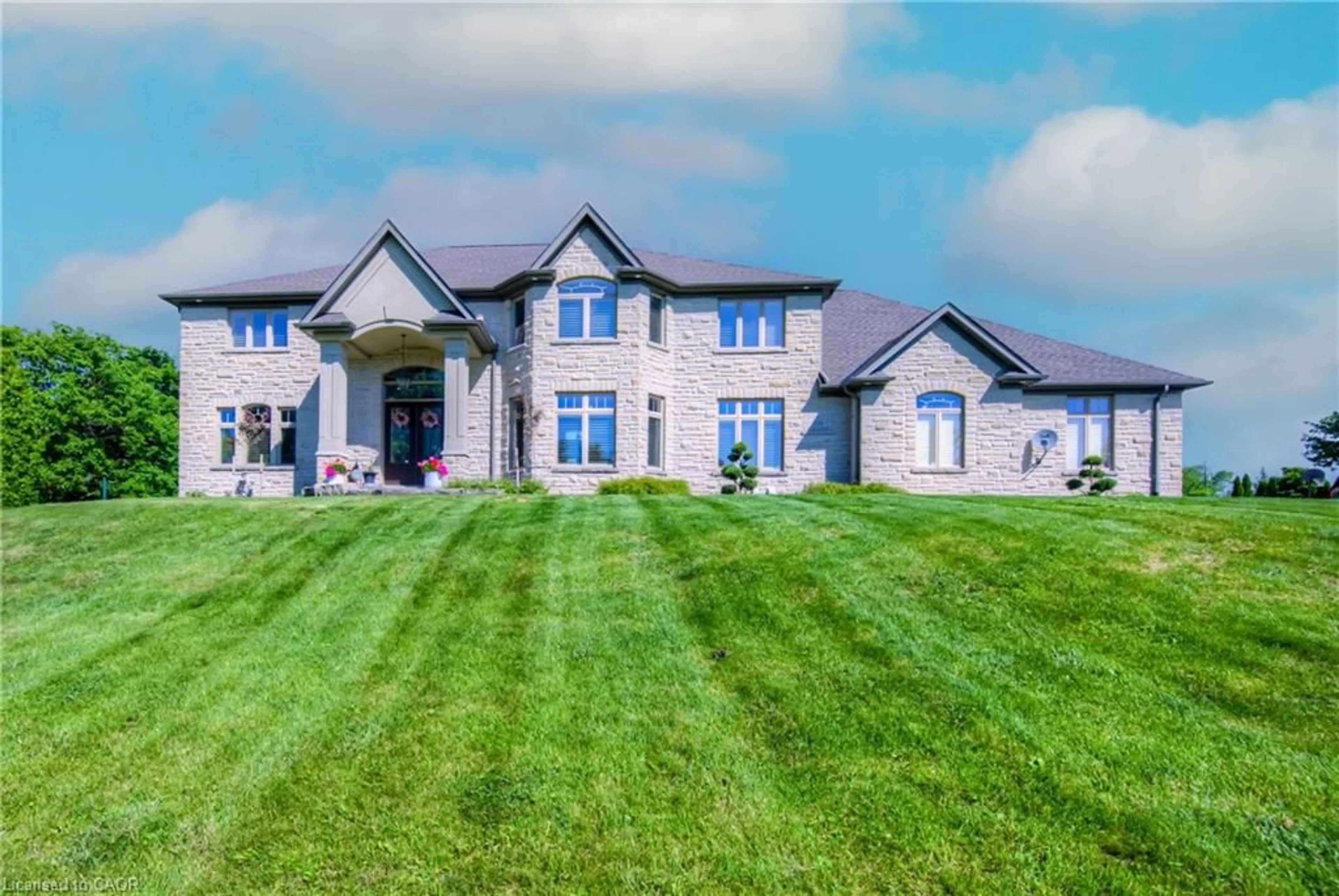 A pic from outside/outdoor area/front of a property/back of a property/a pic from drone, unknown for 226 Shade St, New Hamburg Ontario N3A 4J2