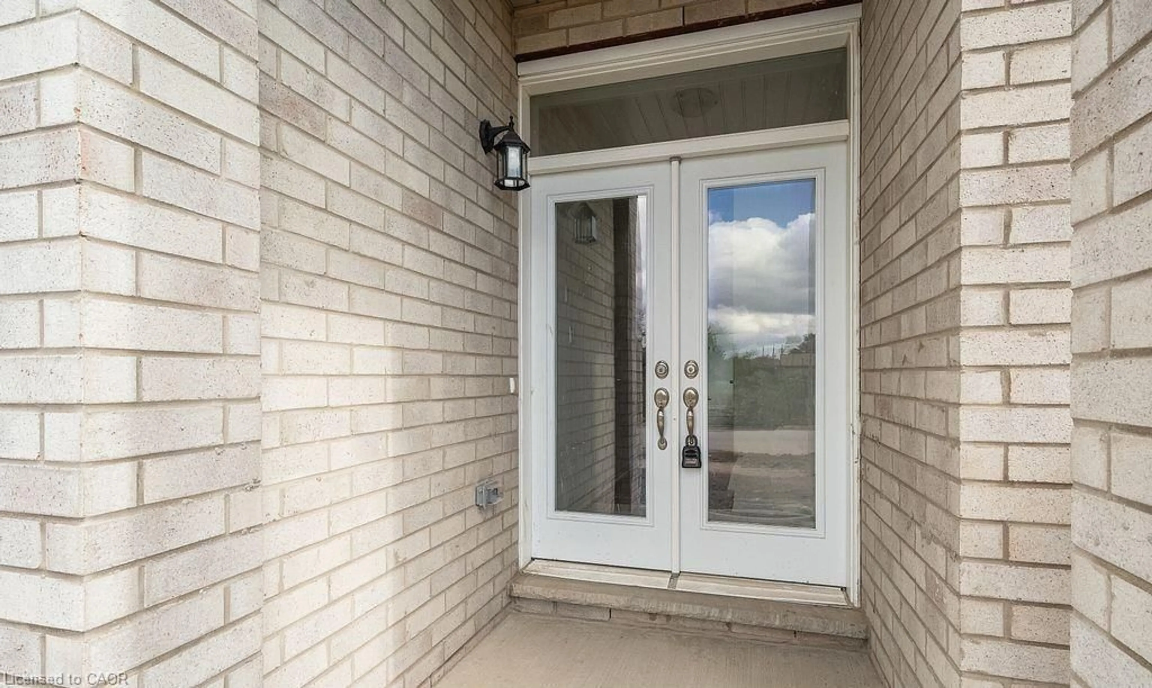 Indoor entryway for 103 Mclaughlin St, Welland Ontario L3B 0J9