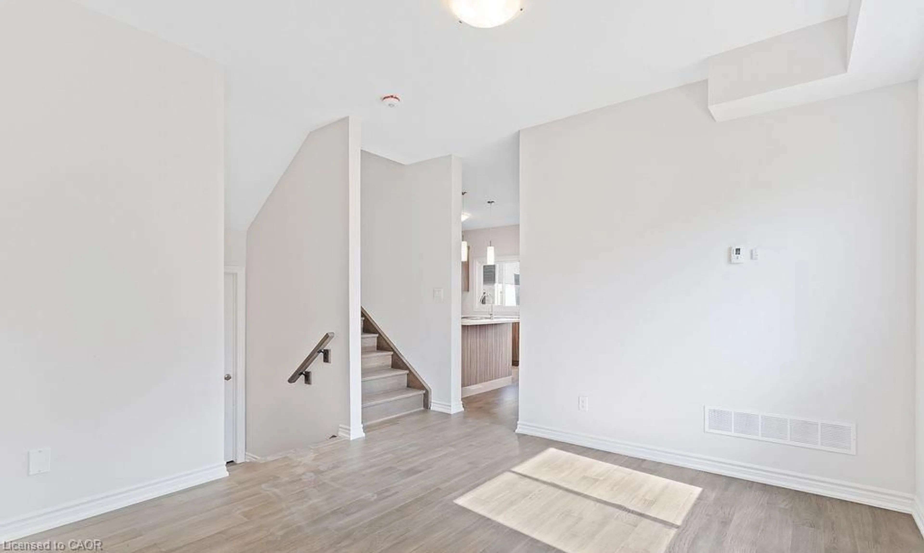 Indoor entryway for 103 Mclaughlin St, Welland Ontario L3B 0J9