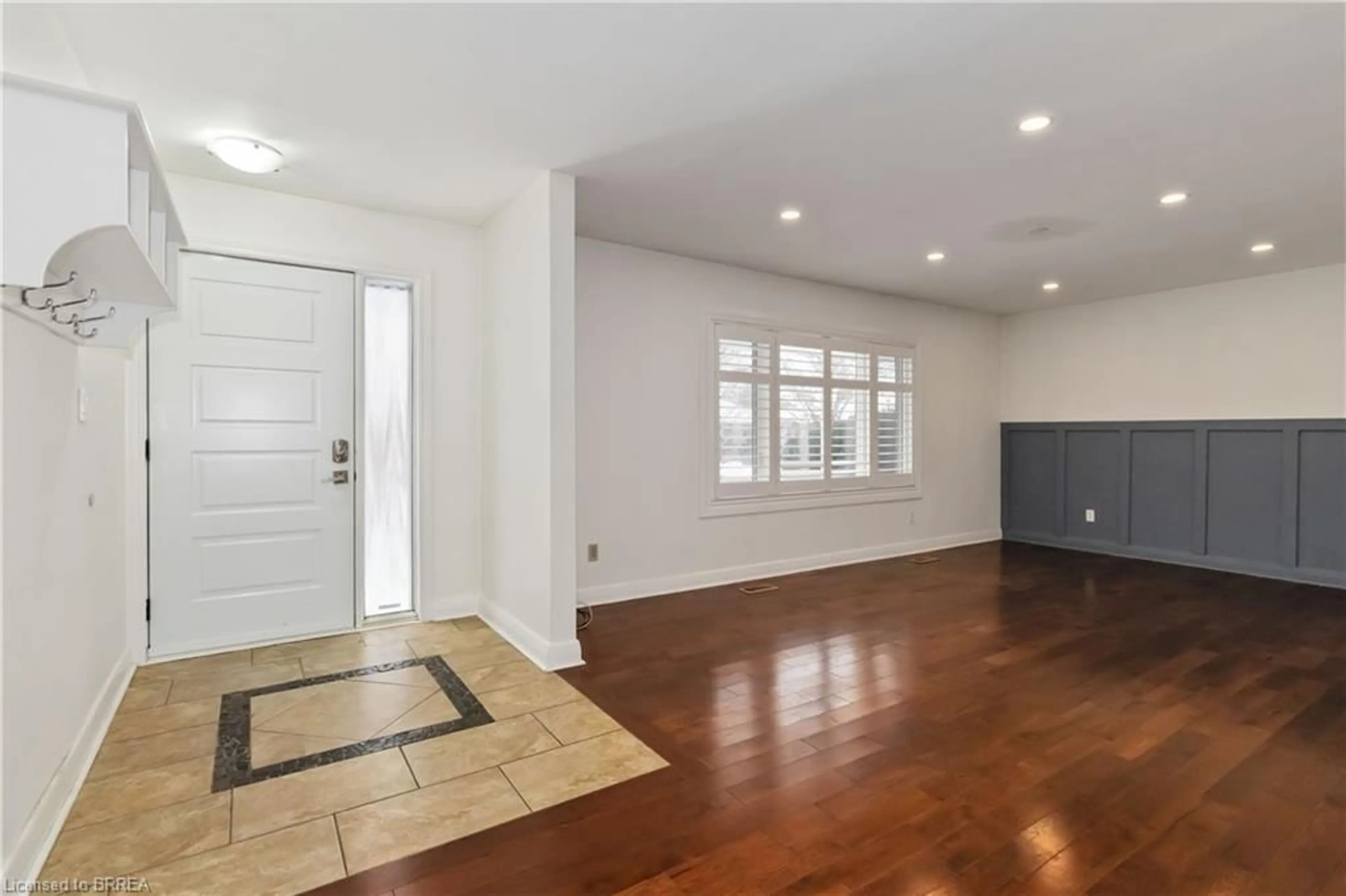 Indoor entryway for 10 Albemarle St, Brantford Ontario N3S 4N2