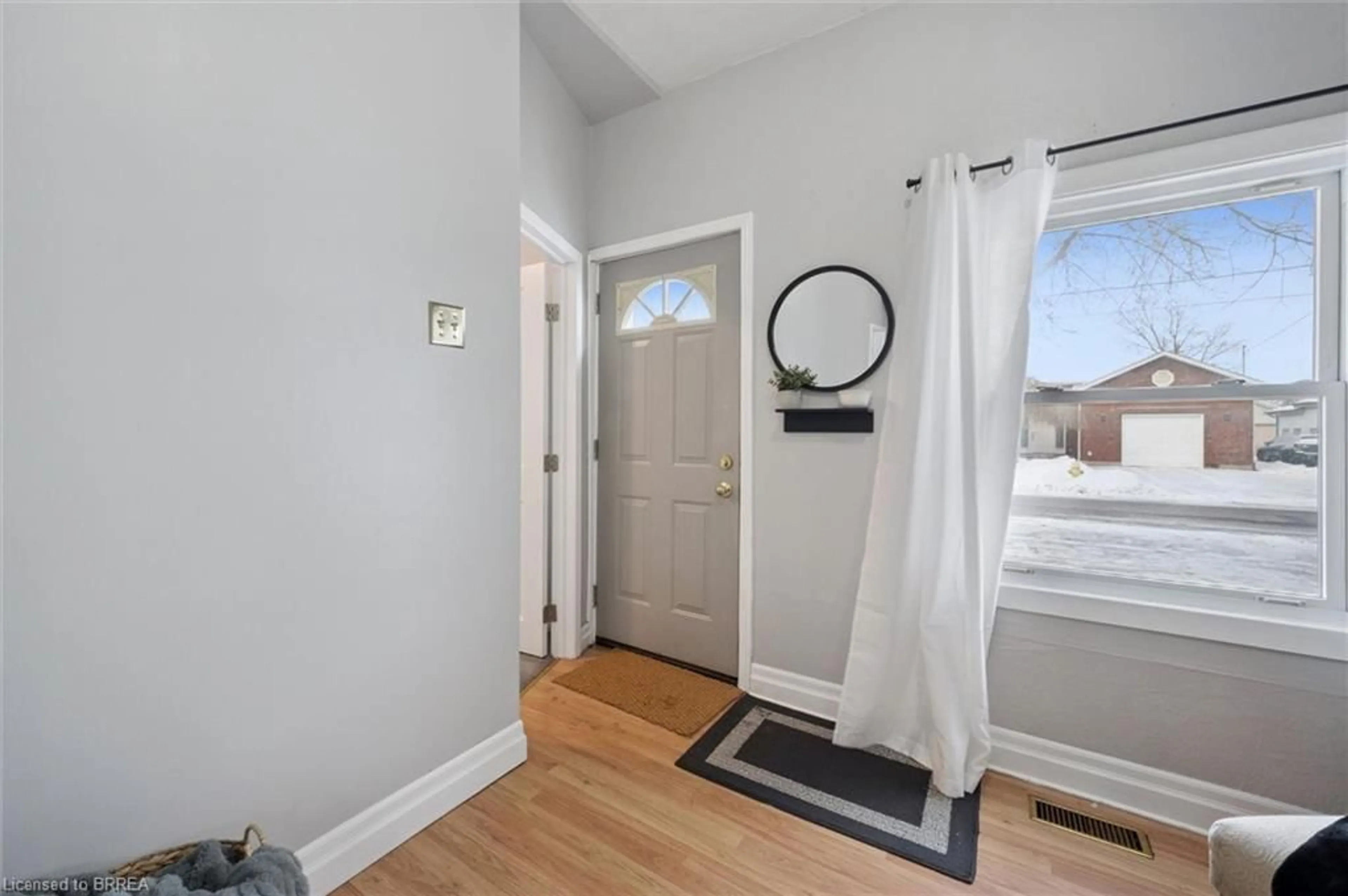 Indoor entryway for 11 Hill Ave, Brantford Ontario N3R 4G8