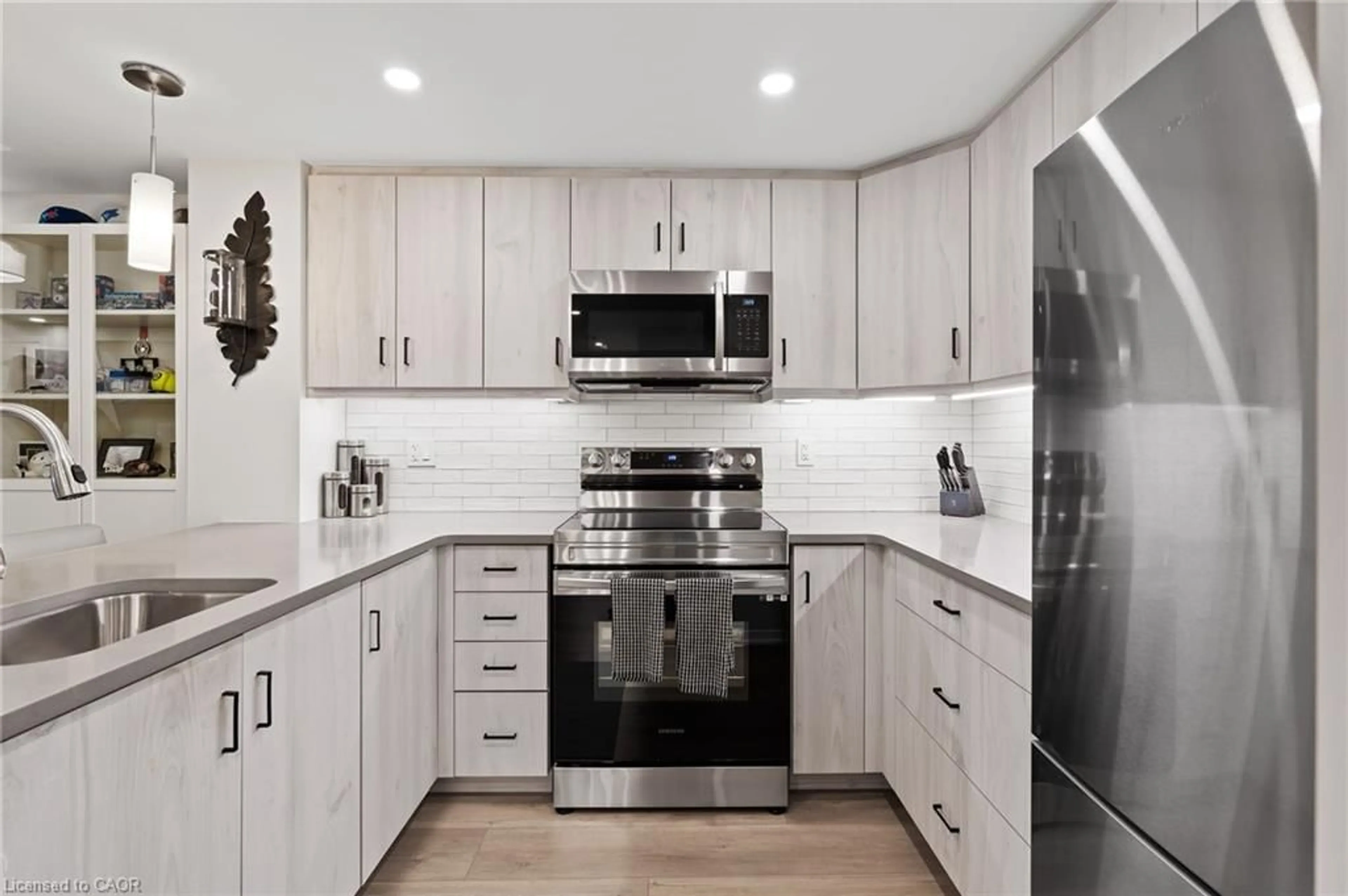 Contemporary kitchen, ceramic/tile floor for 3998 Victoria Ave #105, Lincoln Ontario L0R 2C0