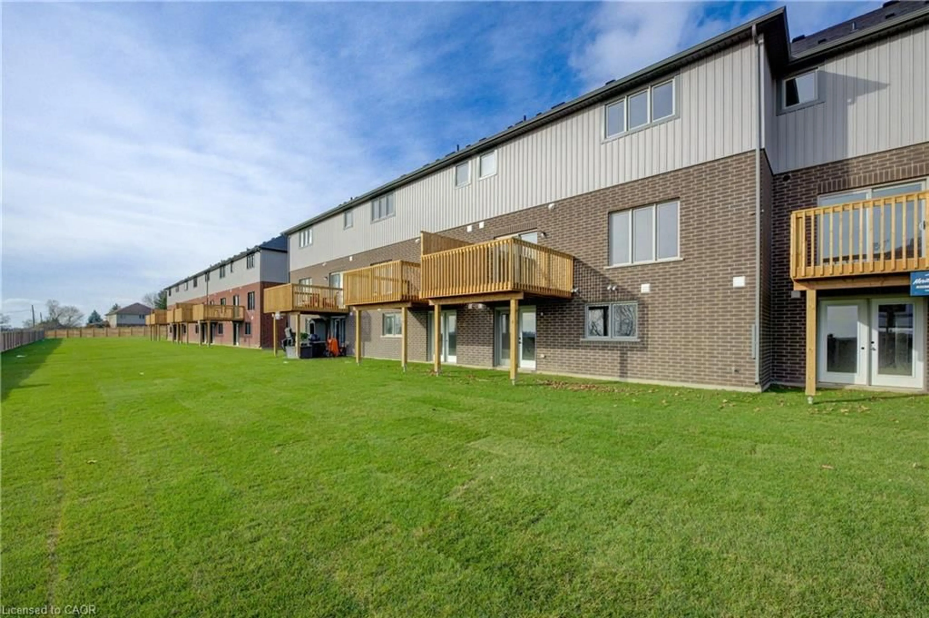 Patio, building for 243 Applewood St, Plattsville Ontario N0J 1S0