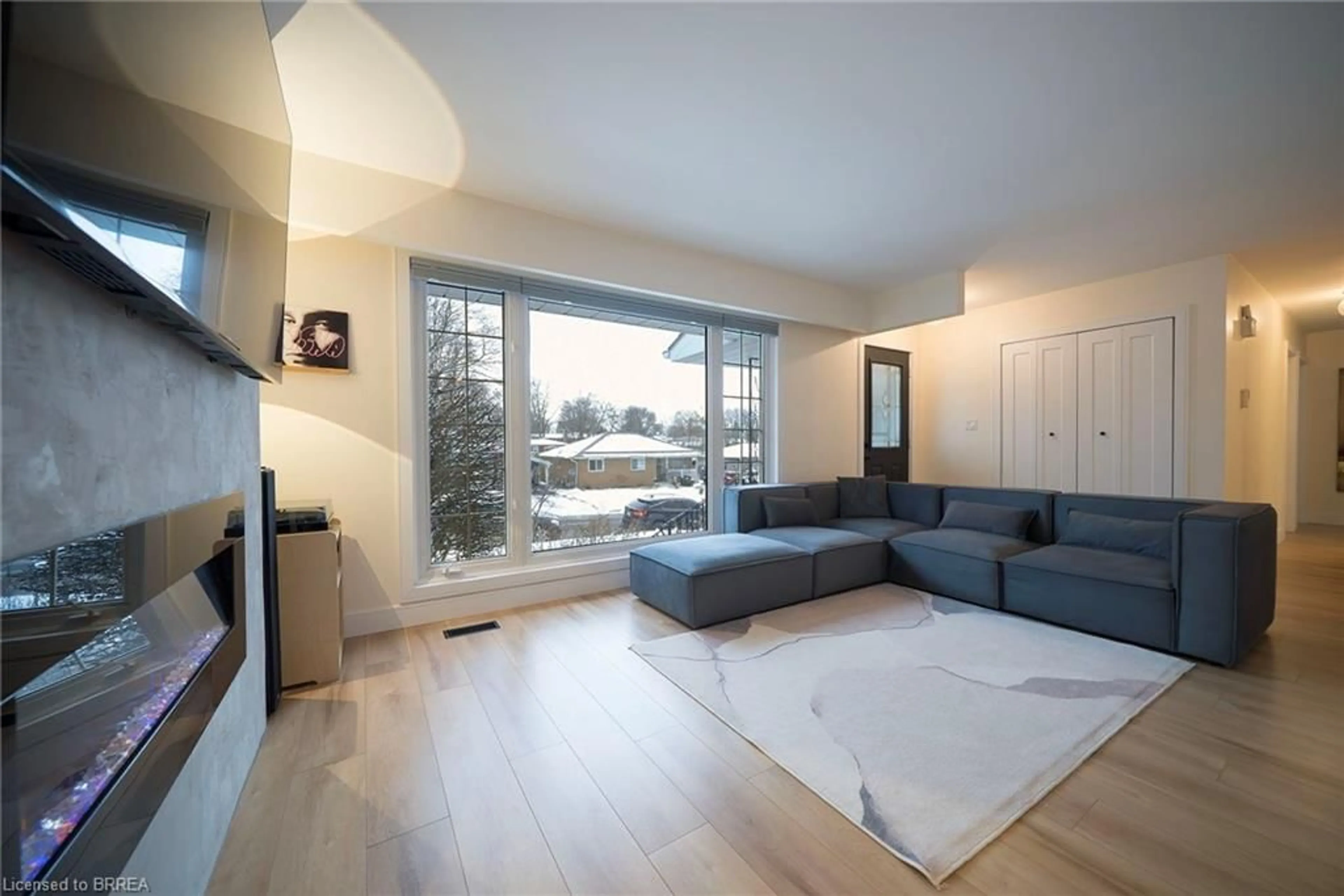 Living room with furniture, wood/laminate floor for 2 Grenada Dr, Simcoe Ontario N3Y 3E7