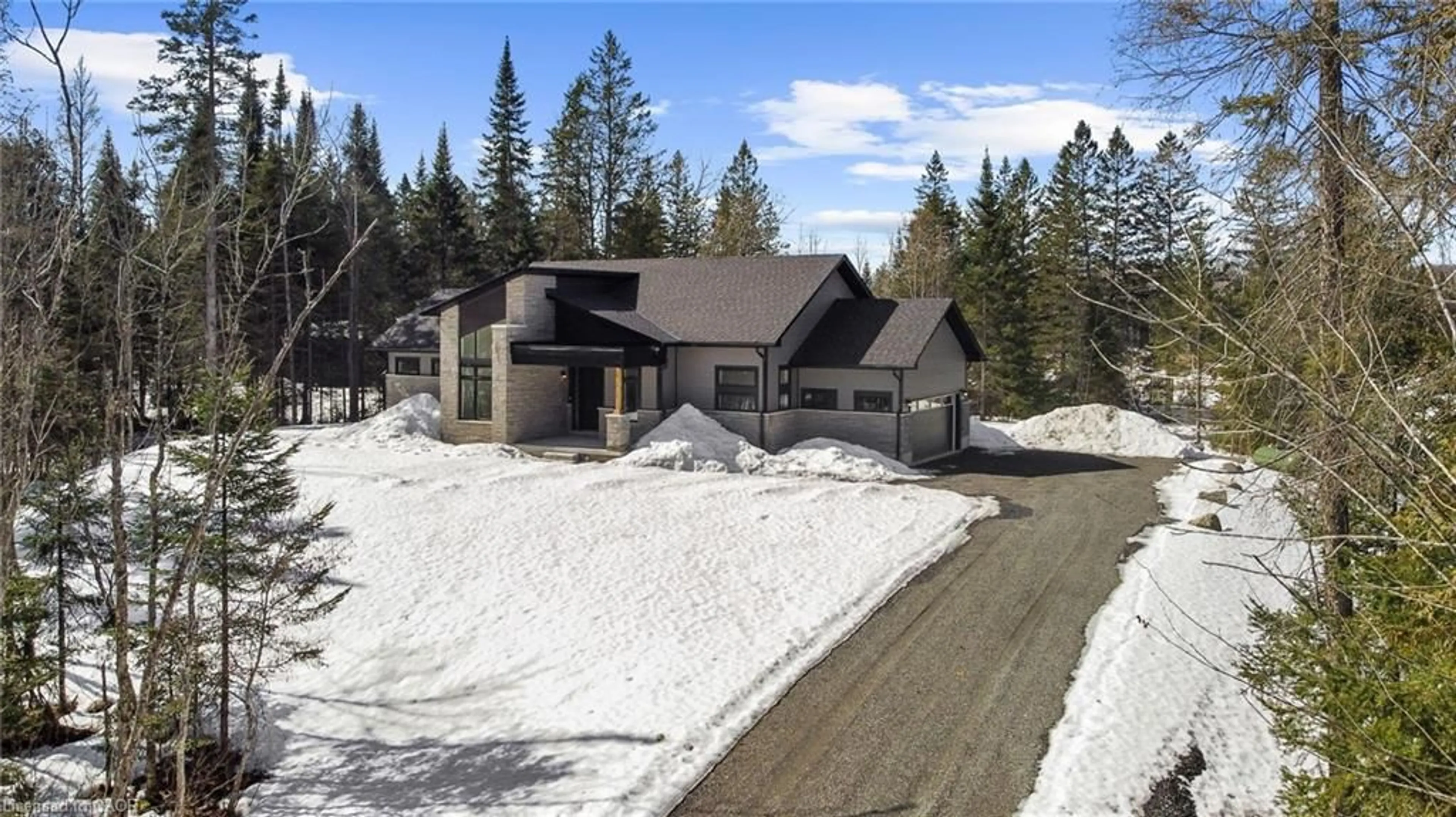 A pic from outside/outdoor area/front of a property/back of a property/a pic from drone, street for 1007 Kingsridge Crt #83, Huntsville Ontario P1H 0K1