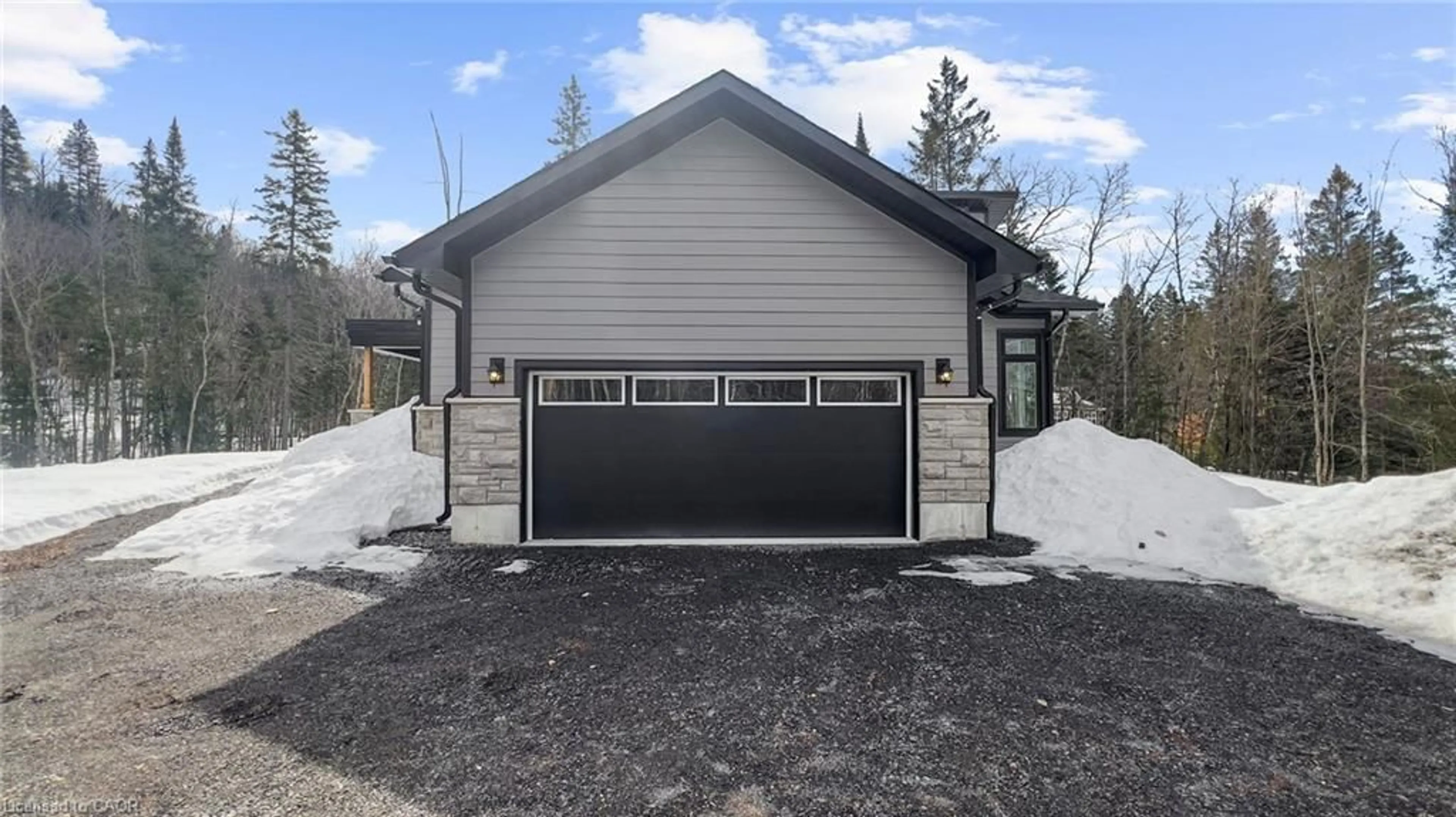Indoor garage for 1007 Kingsridge Crt #83, Huntsville Ontario P1H 0K1