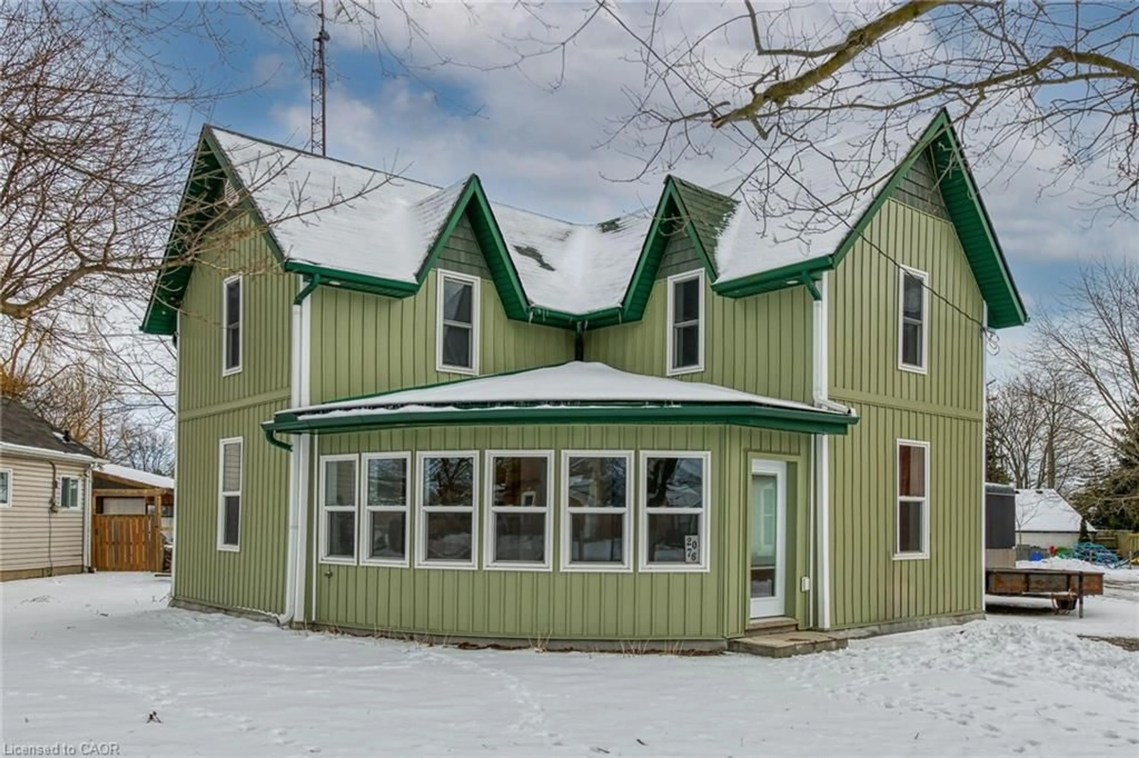 Home with vinyl exterior material, building for 2076 Main St, Jarvis Ontario N0A 1J0