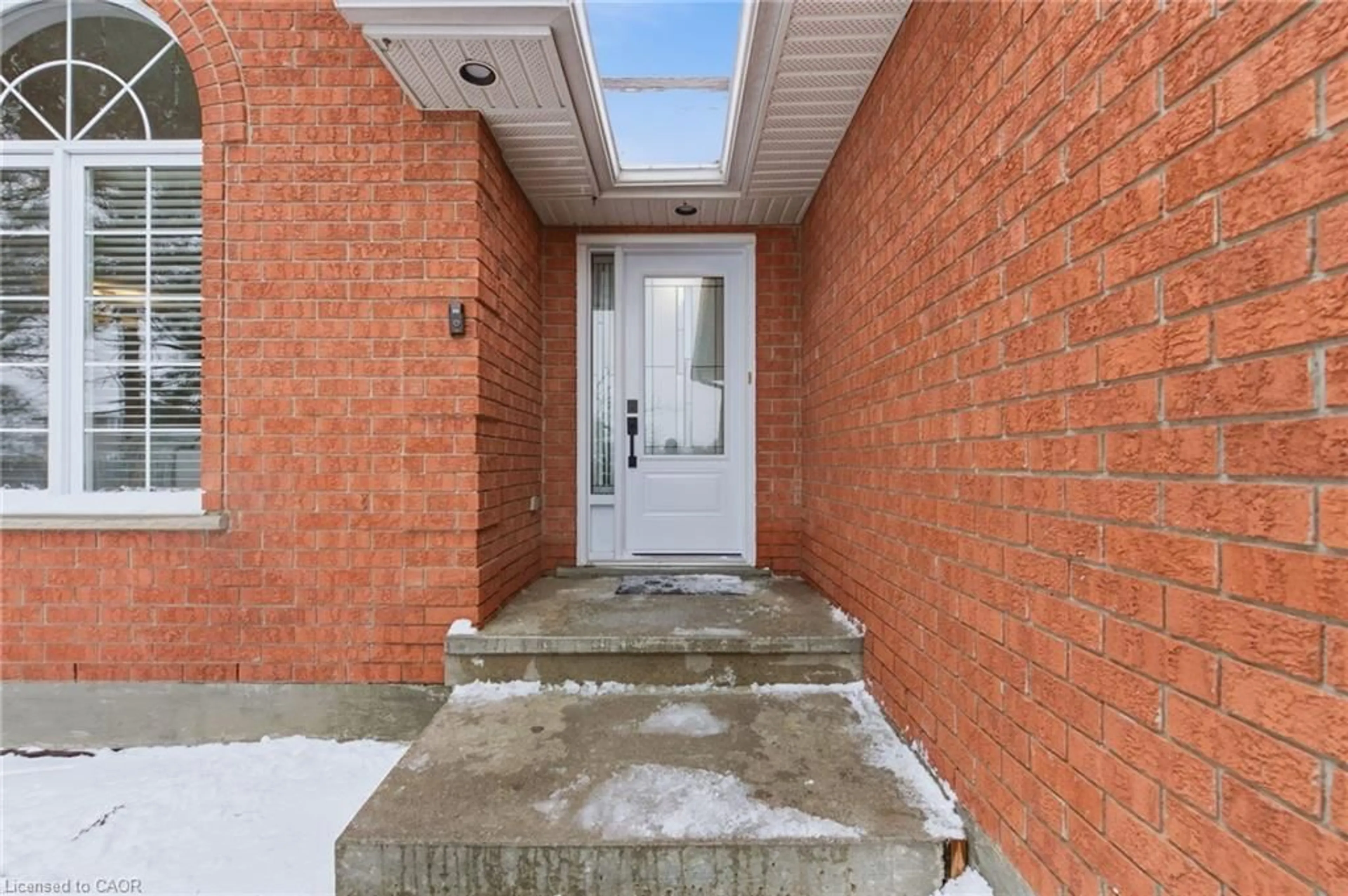 Indoor entryway for 65 Thistlemoor Dr, Caledonia Ontario N3W 2K5