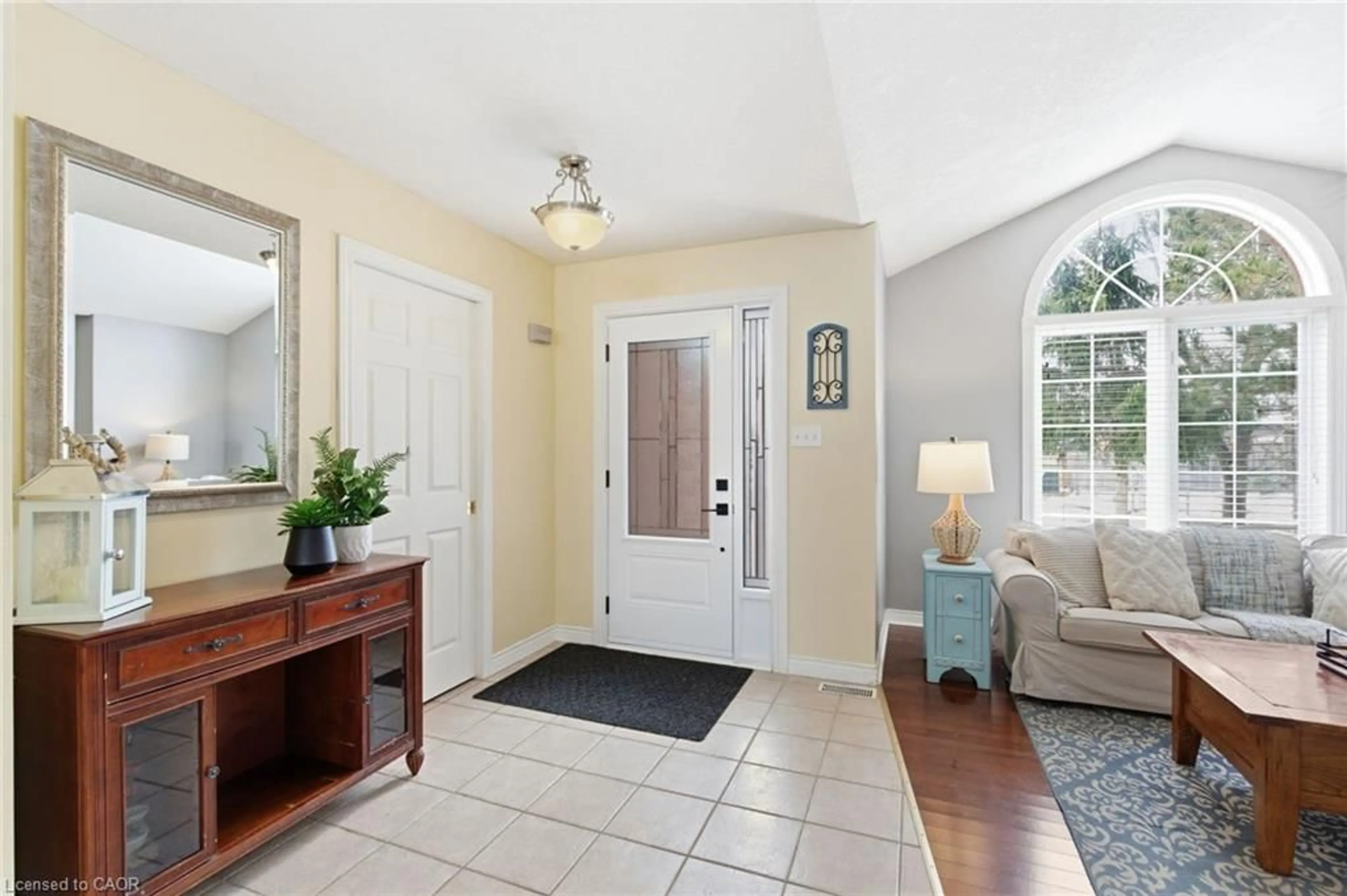 Indoor entryway for 65 Thistlemoor Dr, Caledonia Ontario N3W 2K5