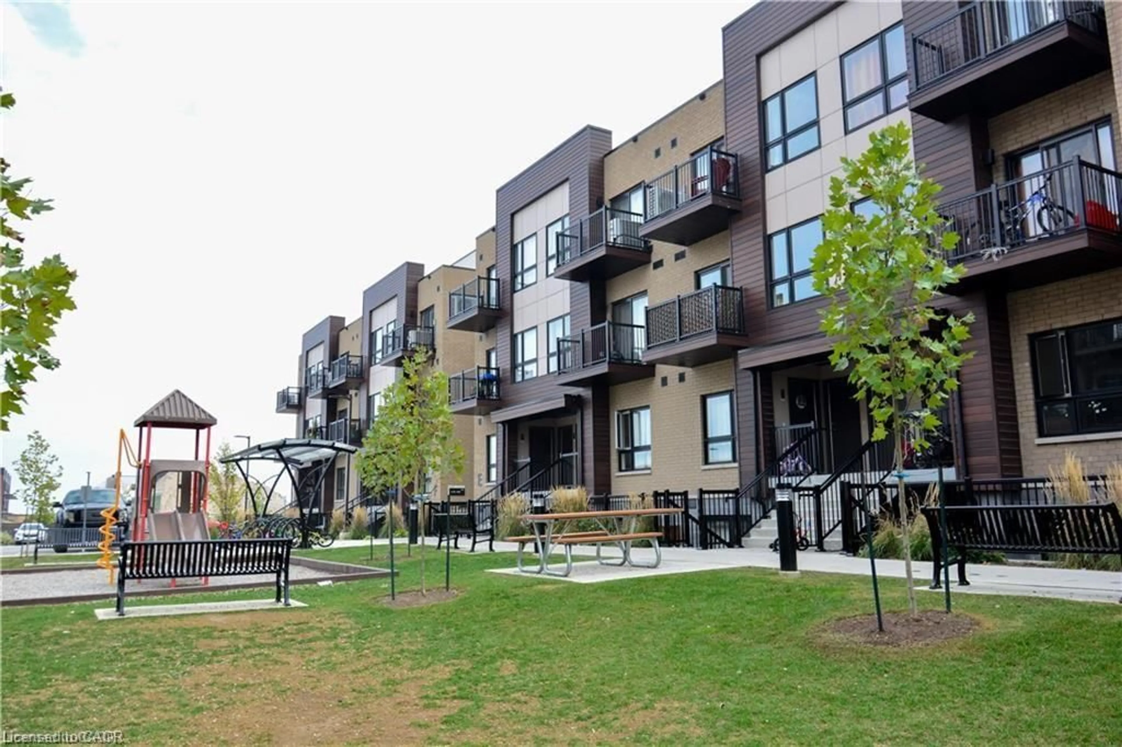 Patio, street for 10 Palace St #D1, Kitchener Ontario N2E 0J3