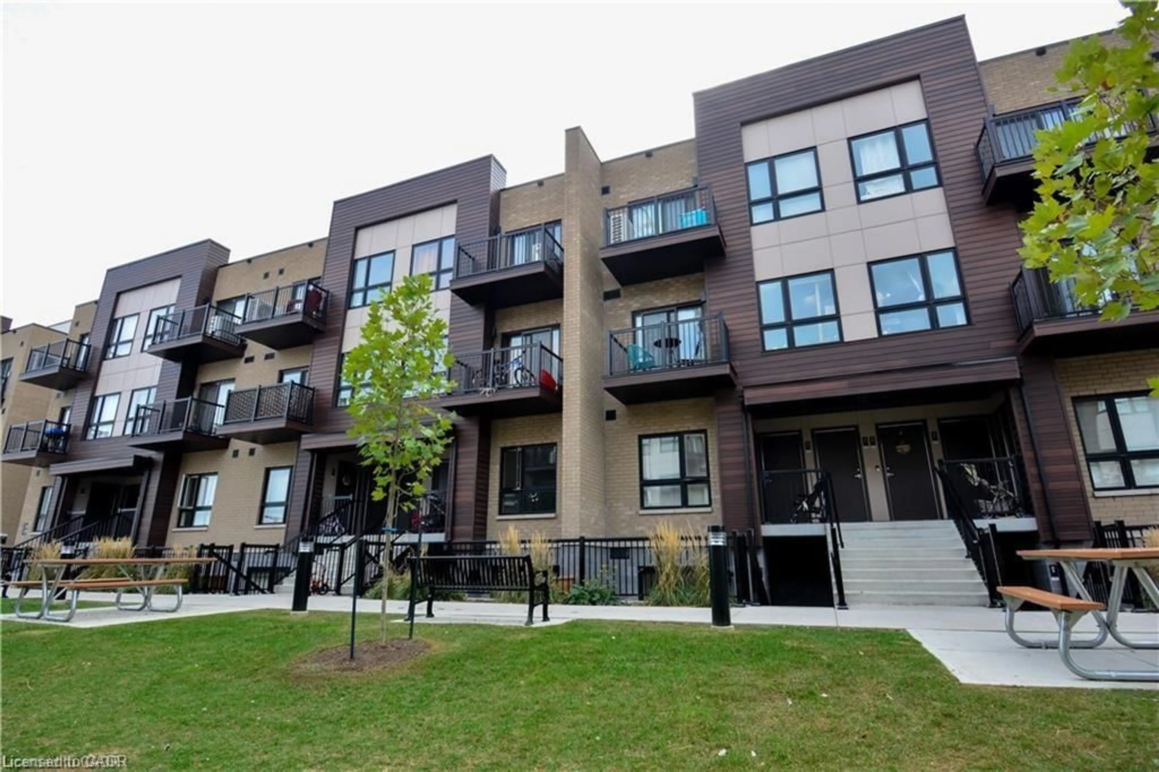 Patio, building for 10 Palace St #D1, Kitchener Ontario N2E 0J3