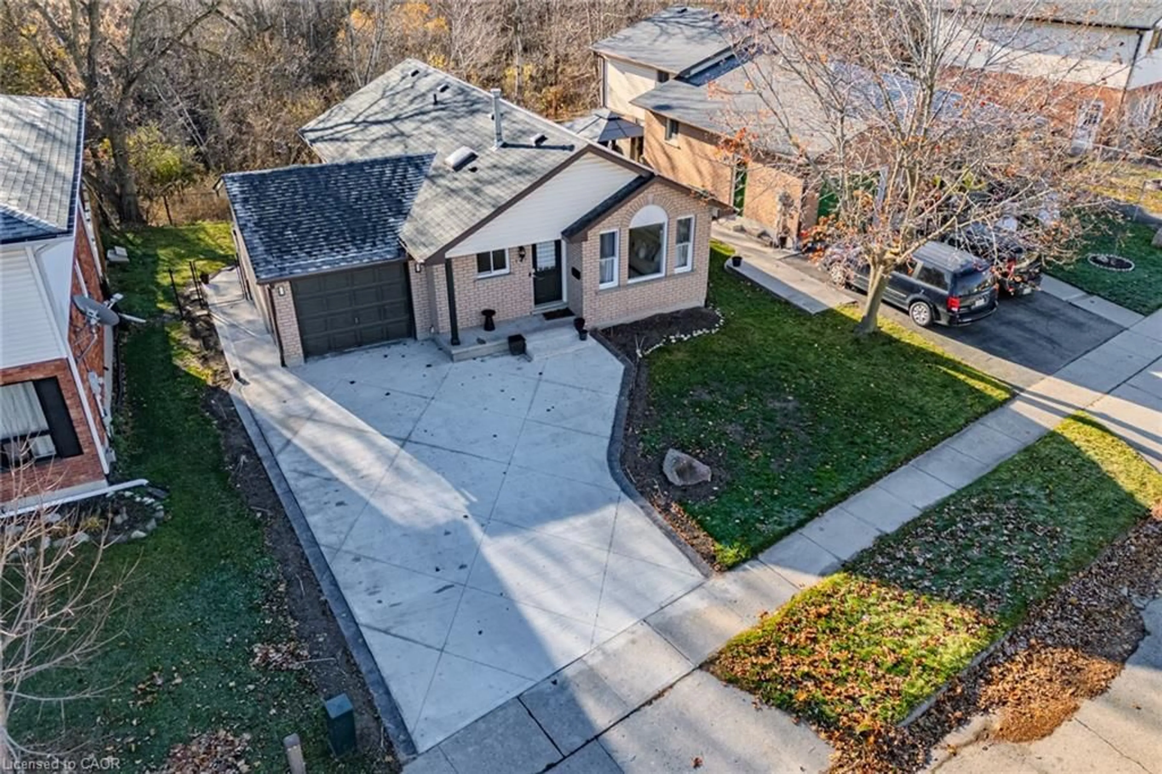A pic from outside/outdoor area/front of a property/back of a property/a pic from drone, street for 147 Taylor Ave, Cambridge Ontario N1R 7M3