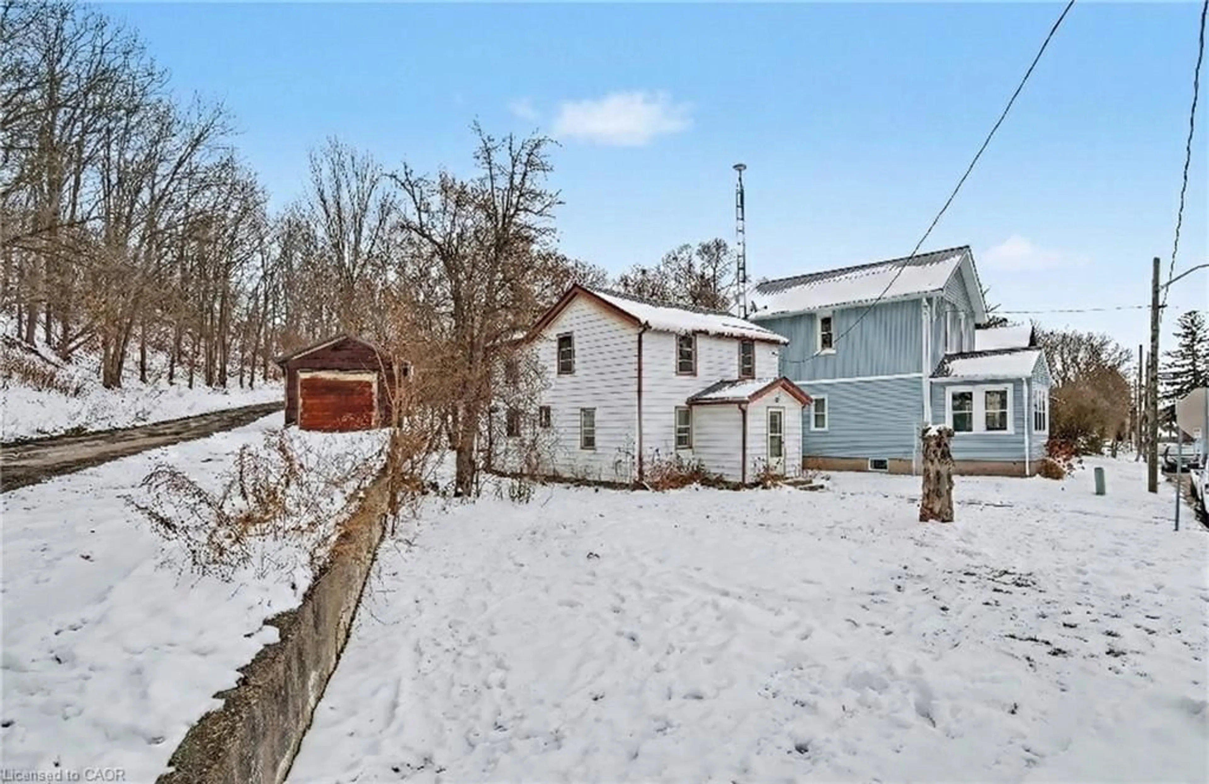 A pic from outside/outdoor area/front of a property/back of a property/a pic from drone, street for 33 Mulholland Dr, Paris Ontario N3L 2J1