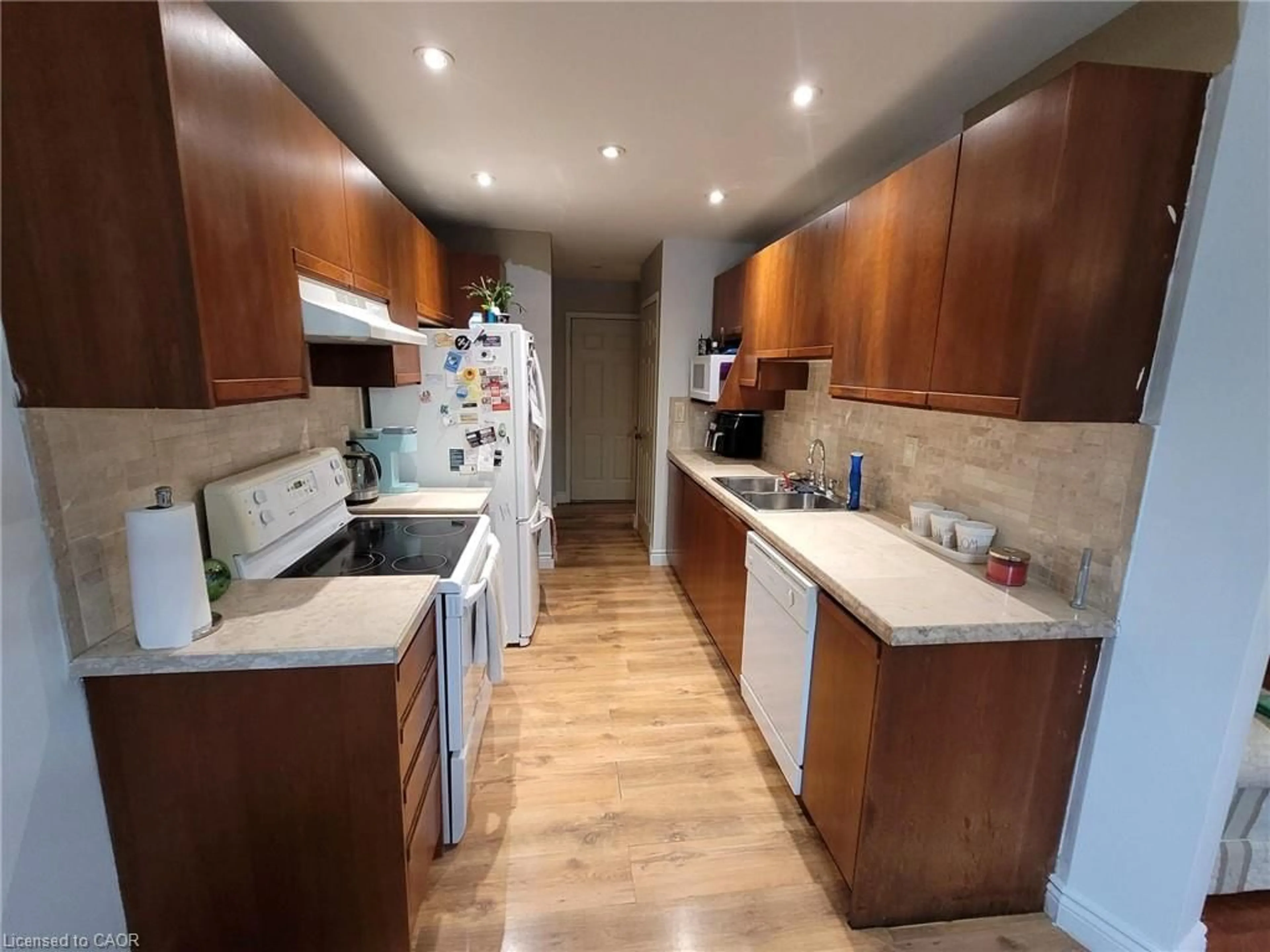 Standard kitchen, wood/laminate floor for 28 Perthshire Crt, Hamilton Ontario L9B 2H1