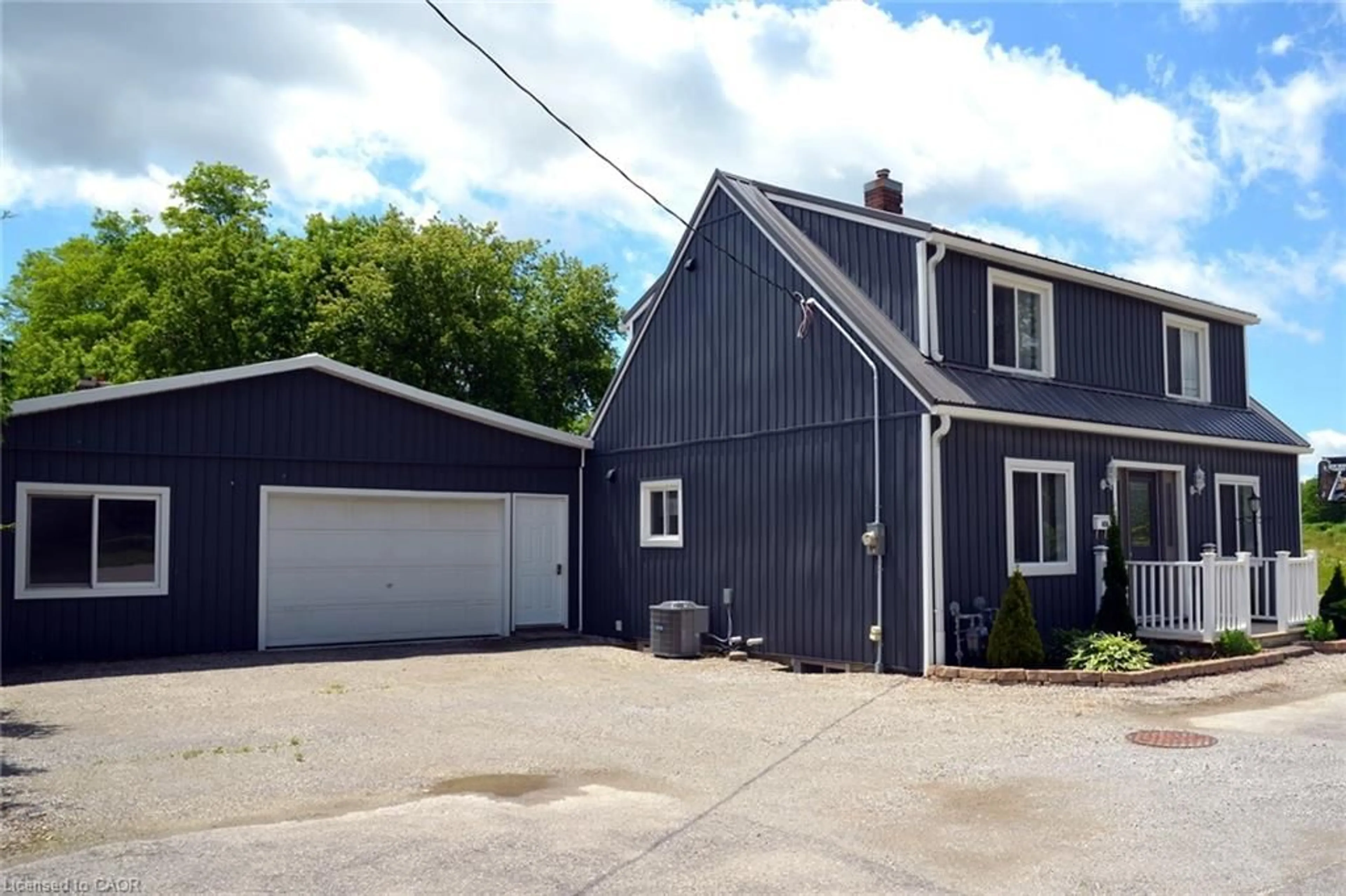 Indoor garage for 404 Queensway, Simcoe Ontario N3Y 2N3