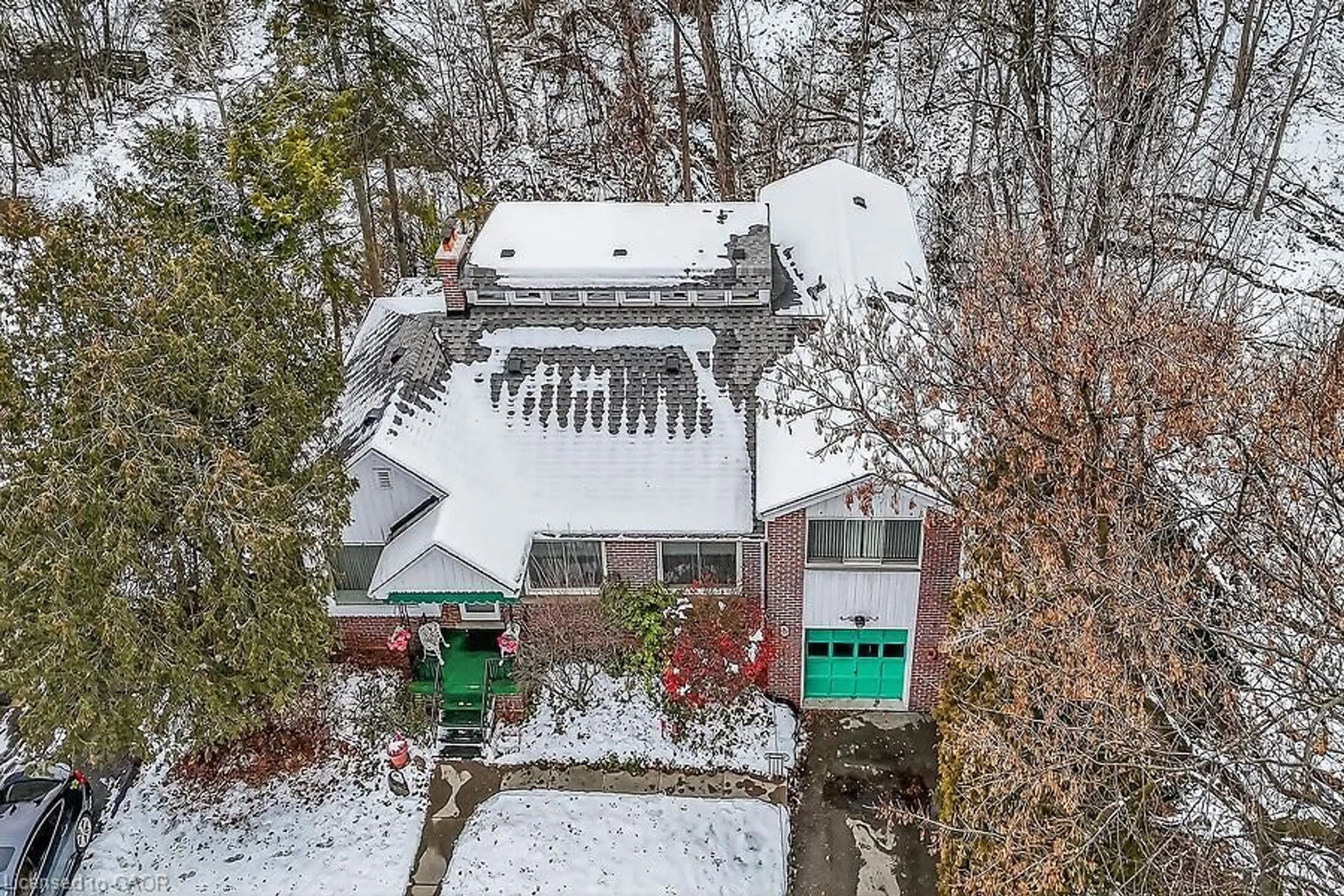 A pic from outside/outdoor area/front of a property/back of a property/a pic from drone, street for 9 Daleview Crt, Hamilton Ontario L8S 3L9