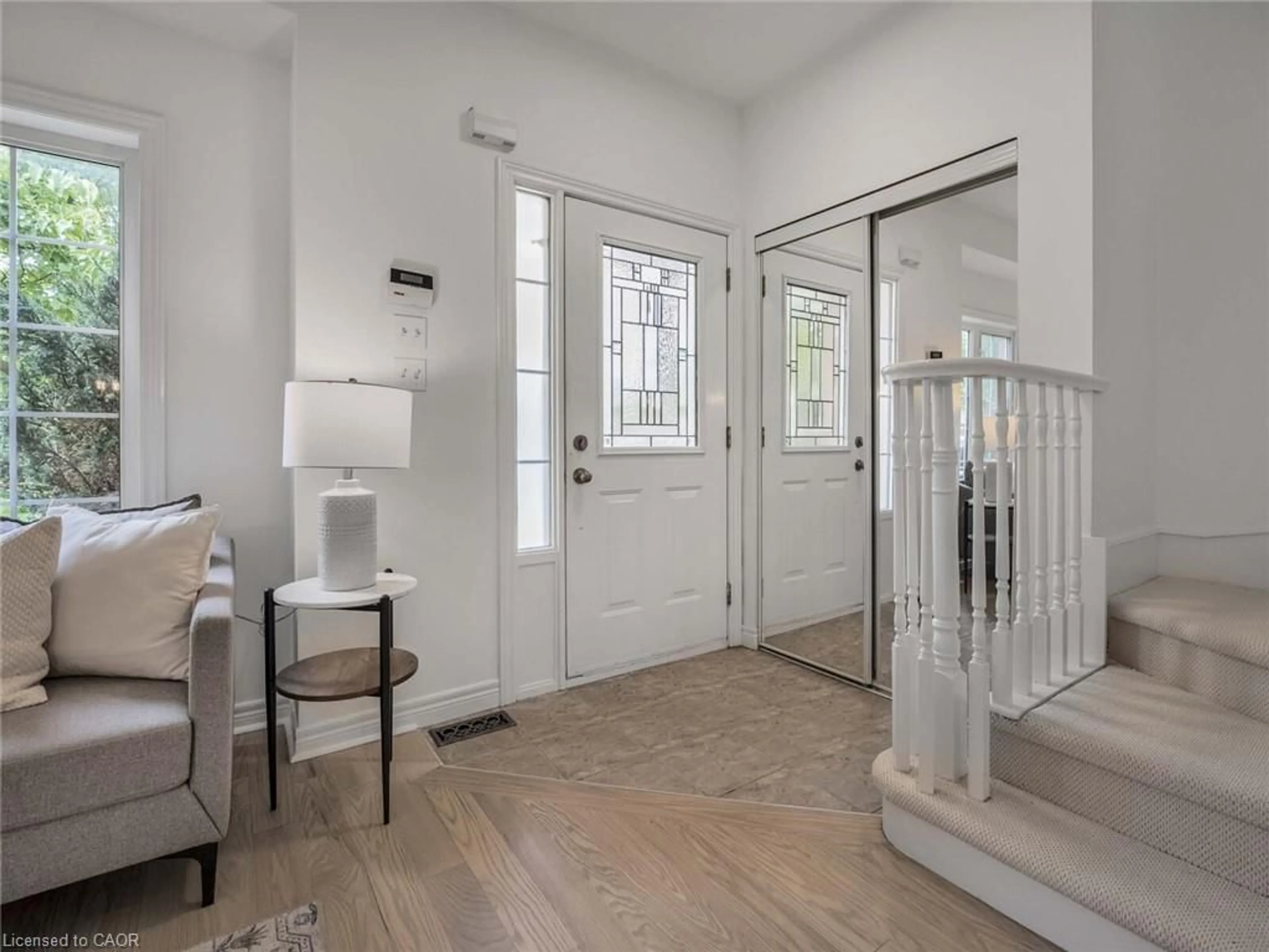 Indoor entryway for 5228 Garland Cres, Burlington Ontario L7L 7K9