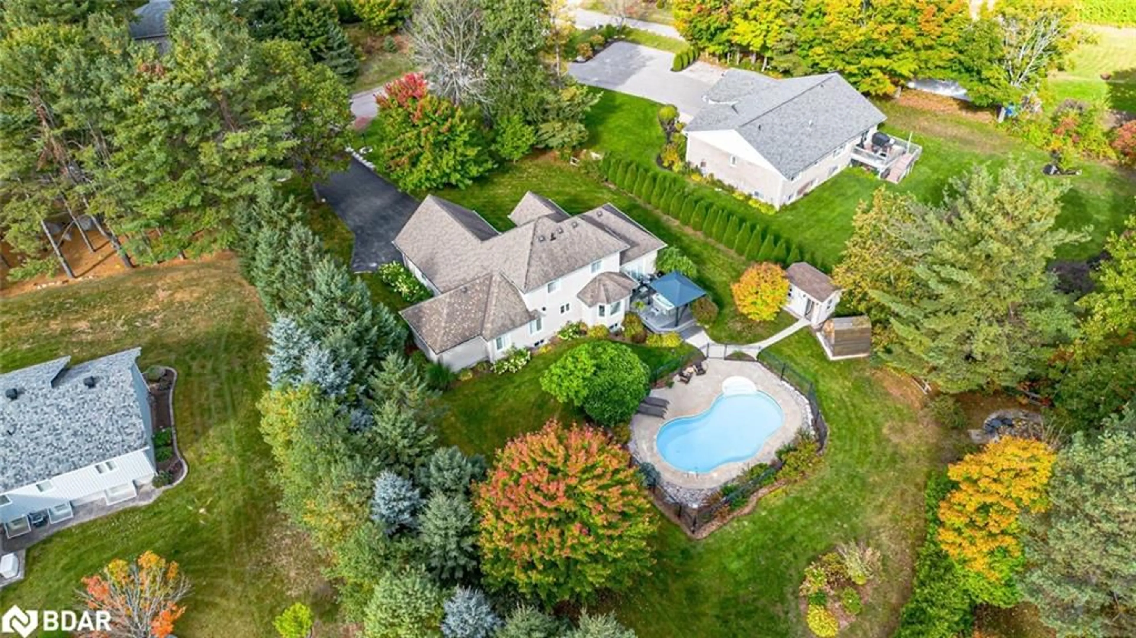 A pic from outside/outdoor area/front of a property/back of a property/a pic from drone, street for 127 Goldfinch Cres, Tiny Ontario L0L 2J0