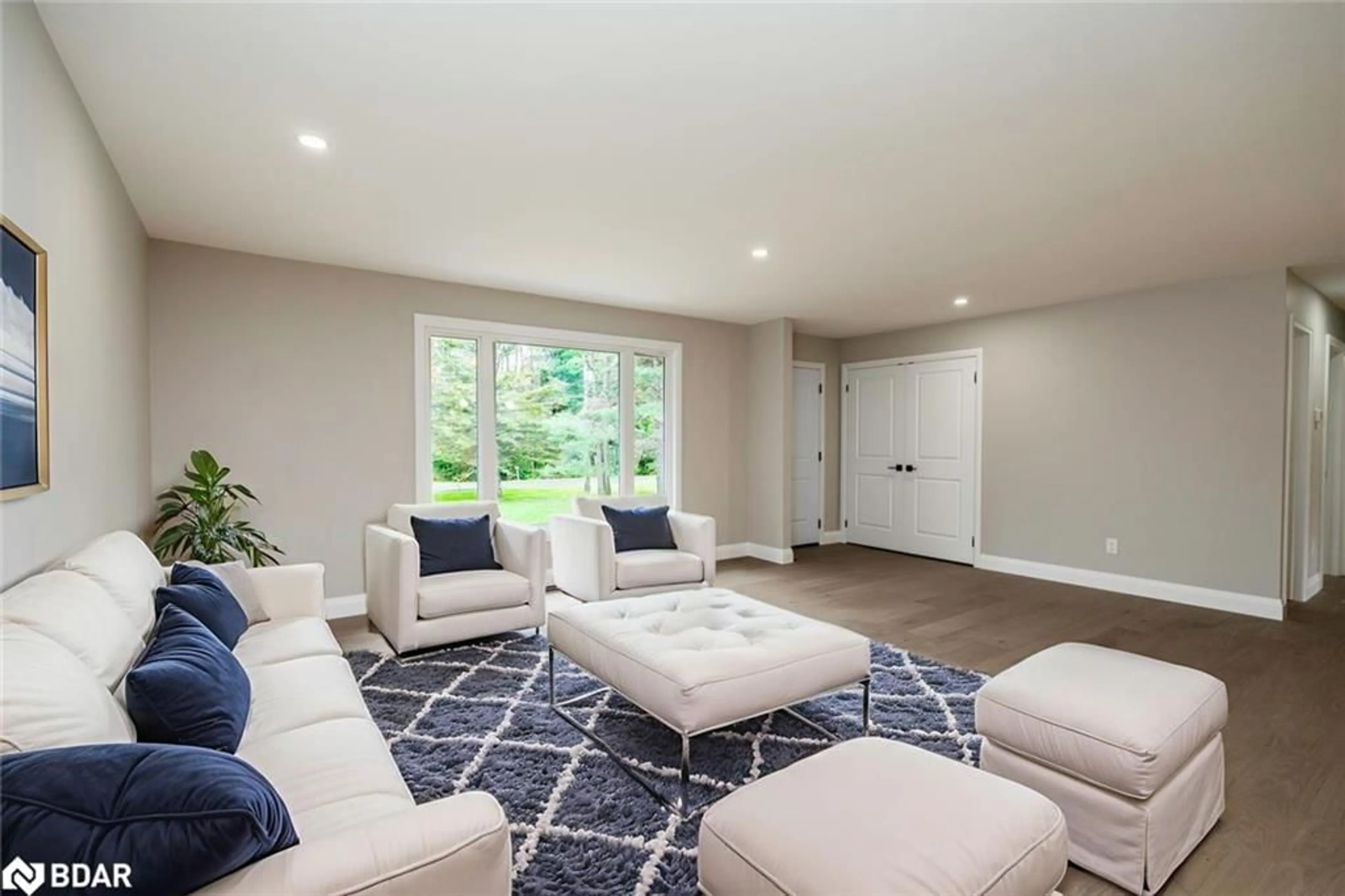 Living room with furniture, unknown for 16 Hillview Cres, Midhurst Ontario L9X 1N4