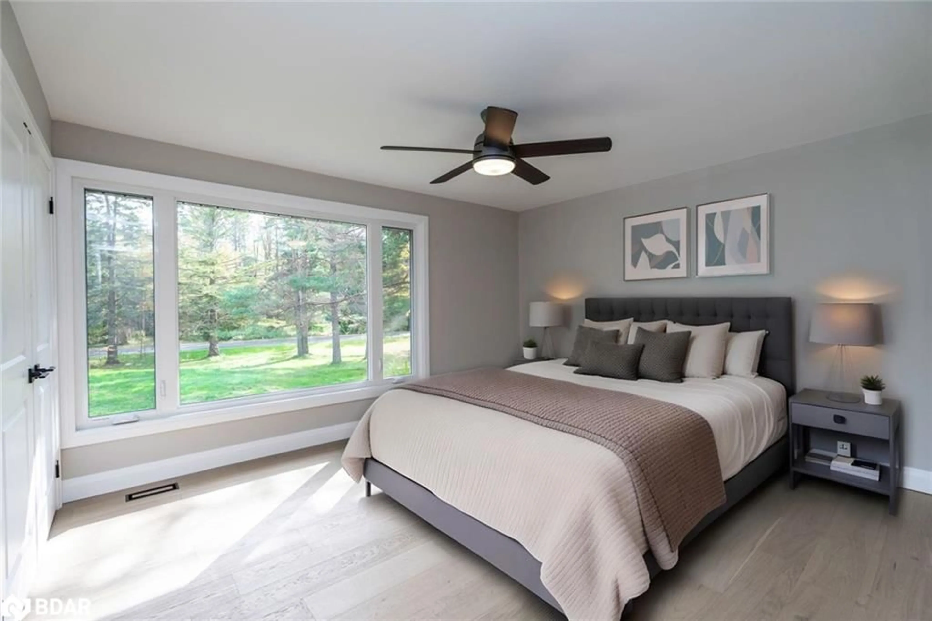 Bedroom with bed, unknown for 16 Hillview Cres, Midhurst Ontario L9X 1N4