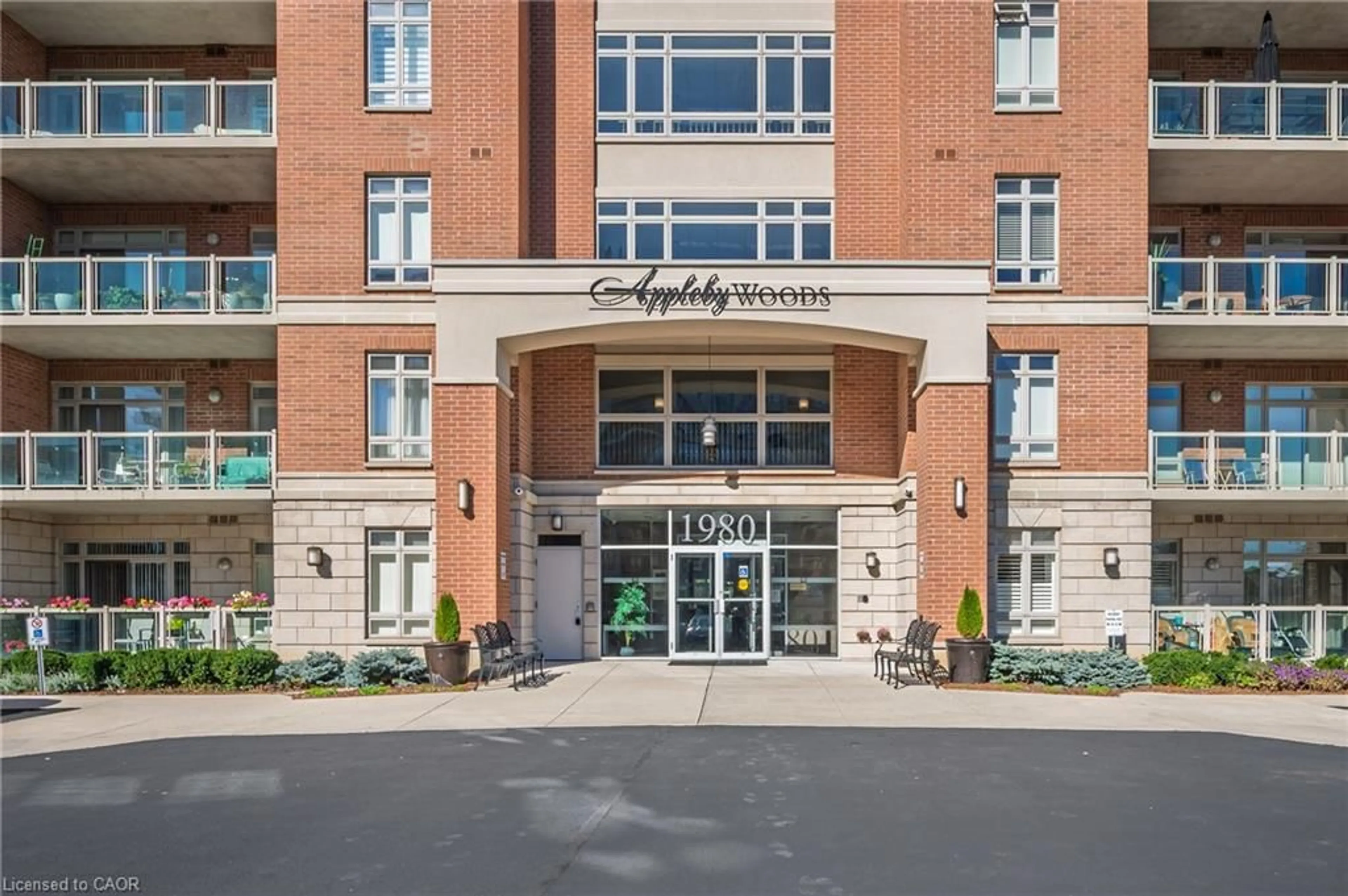 Indoor foyer for 1980 Imperial Way #212, Burlington Ontario L7L 0E7