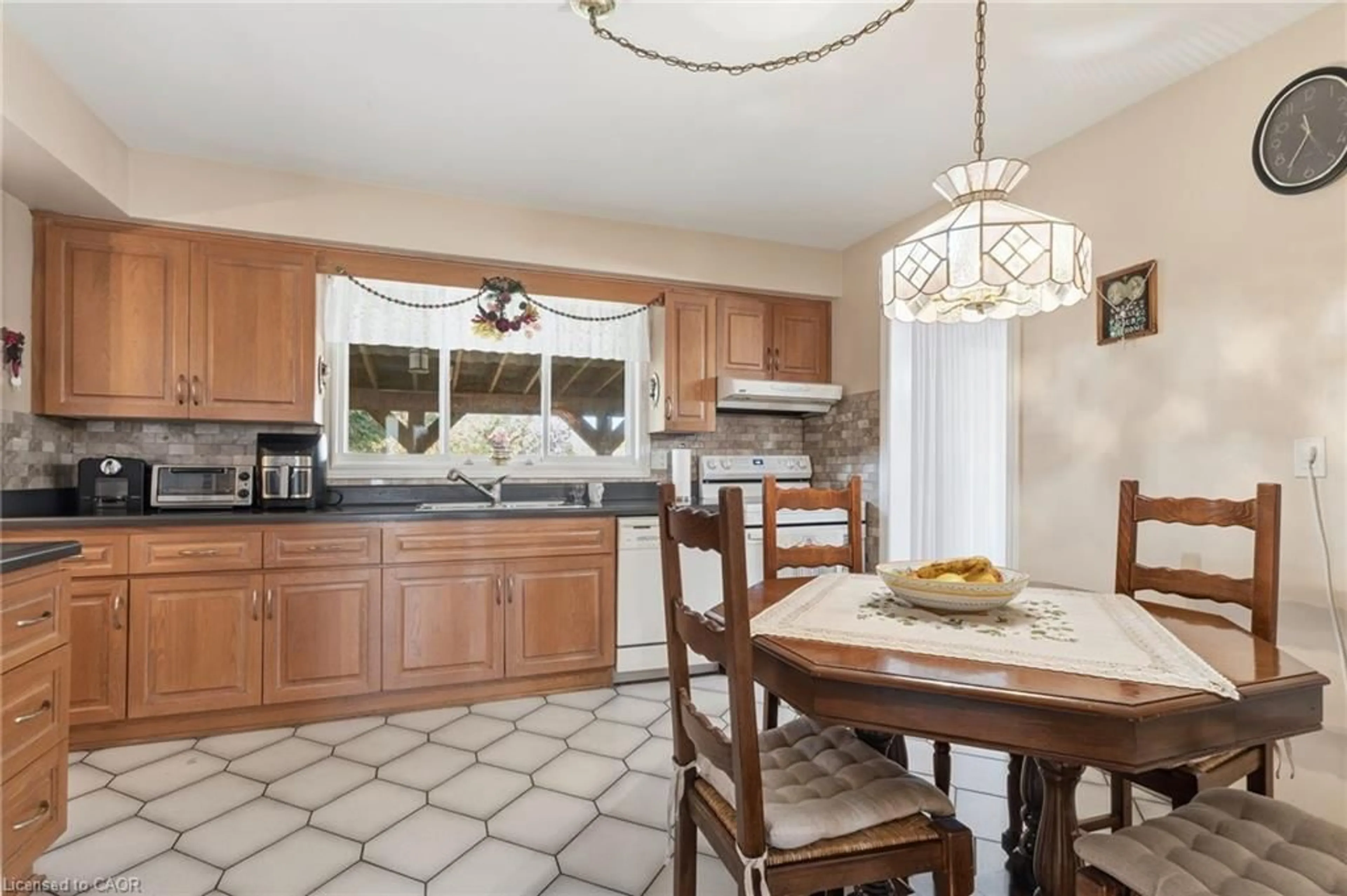 Open concept kitchen, ceramic/tile floor for 337 Mcneilly Rd, Stoney Creek Ontario L8E 5H4