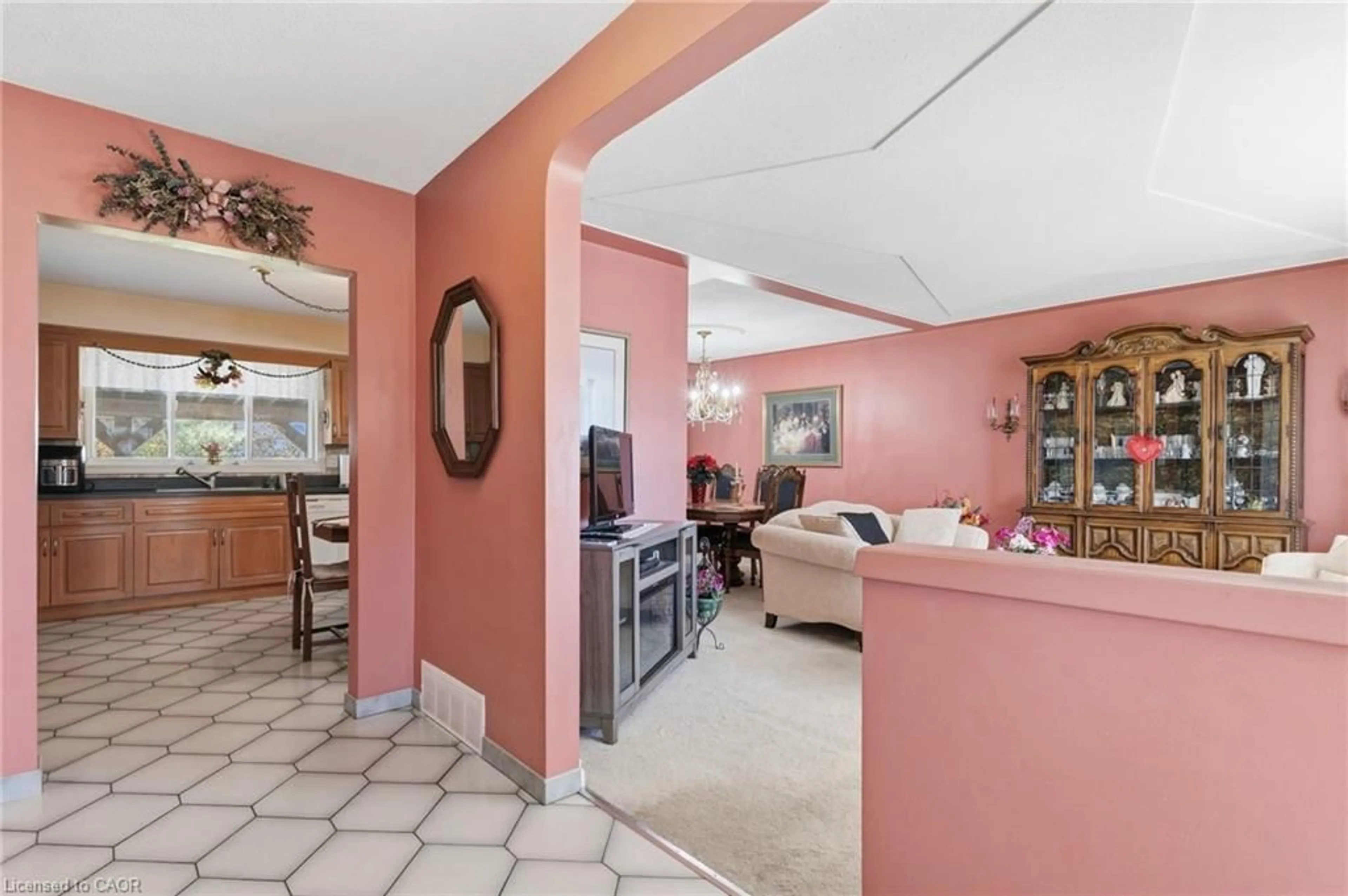 Indoor foyer for 337 Mcneilly Rd, Stoney Creek Ontario L8E 5H4