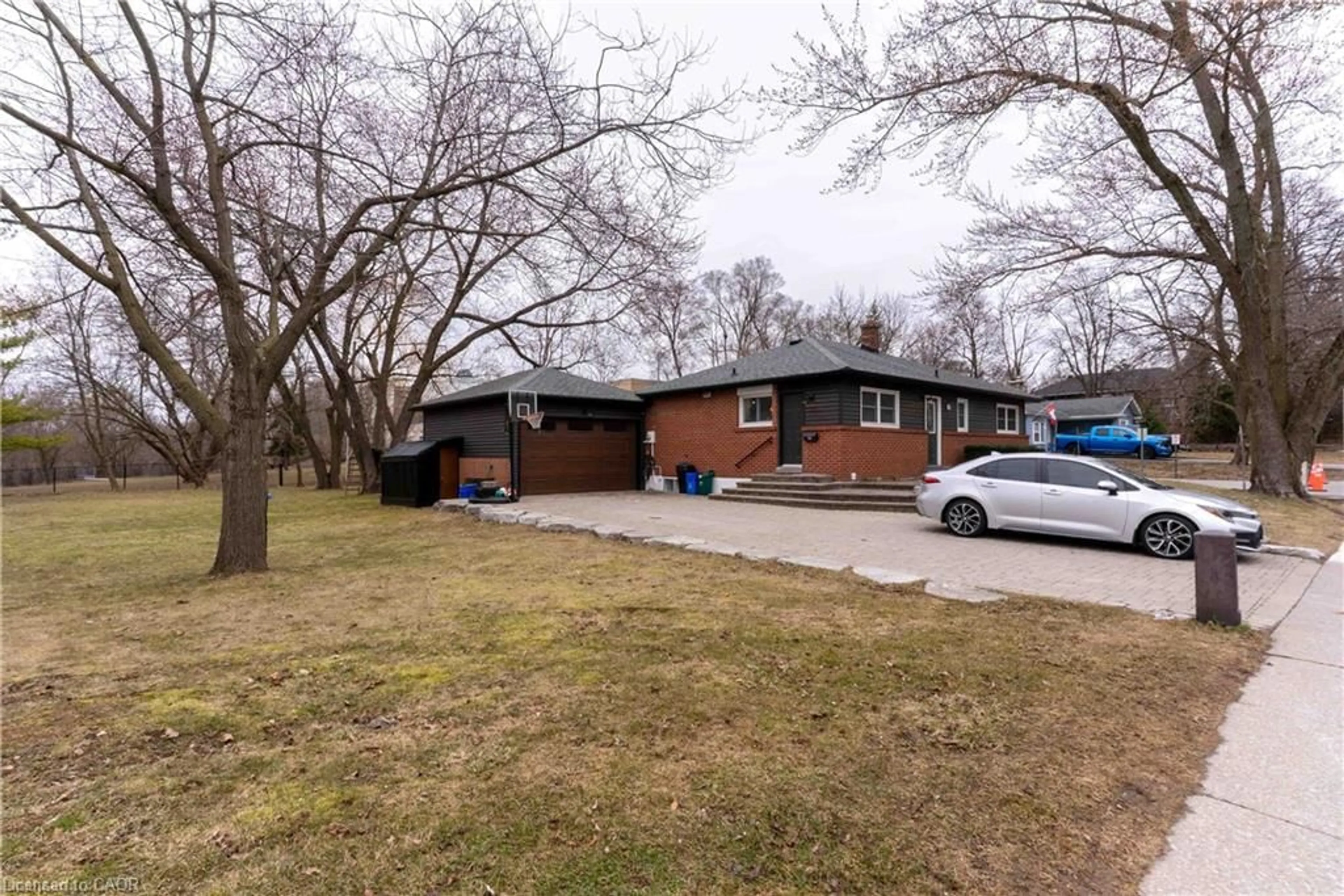 A pic from outside/outdoor area/front of a property/back of a property/a pic from drone, street for 292 Woodward Ave, Milton Ontario L9T 1V2