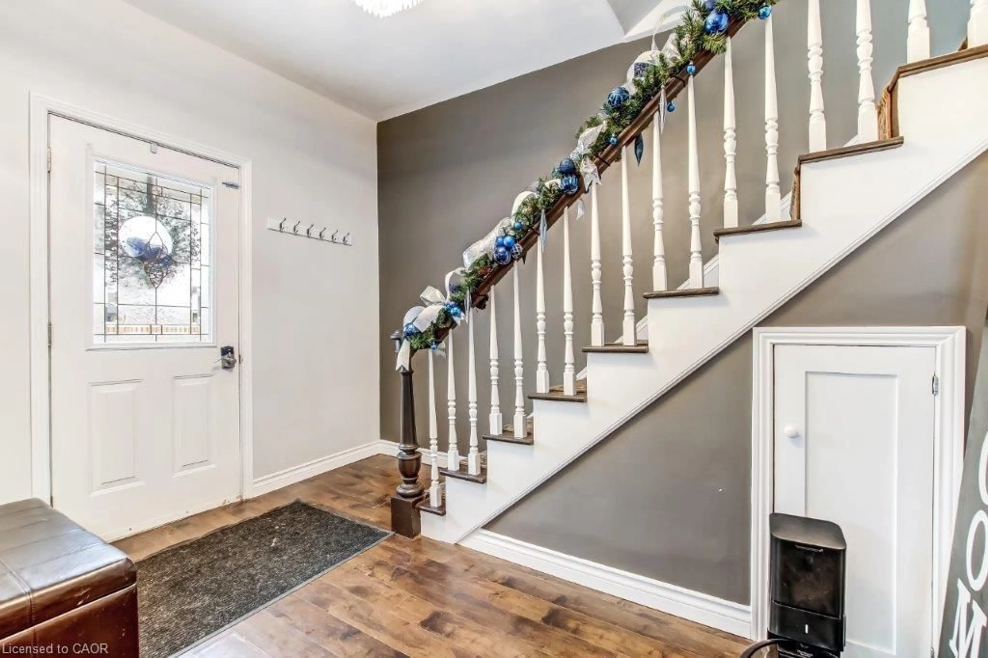 Indoor entryway for 16 King Lane, Simcoe Ontario N3Y 3Z4