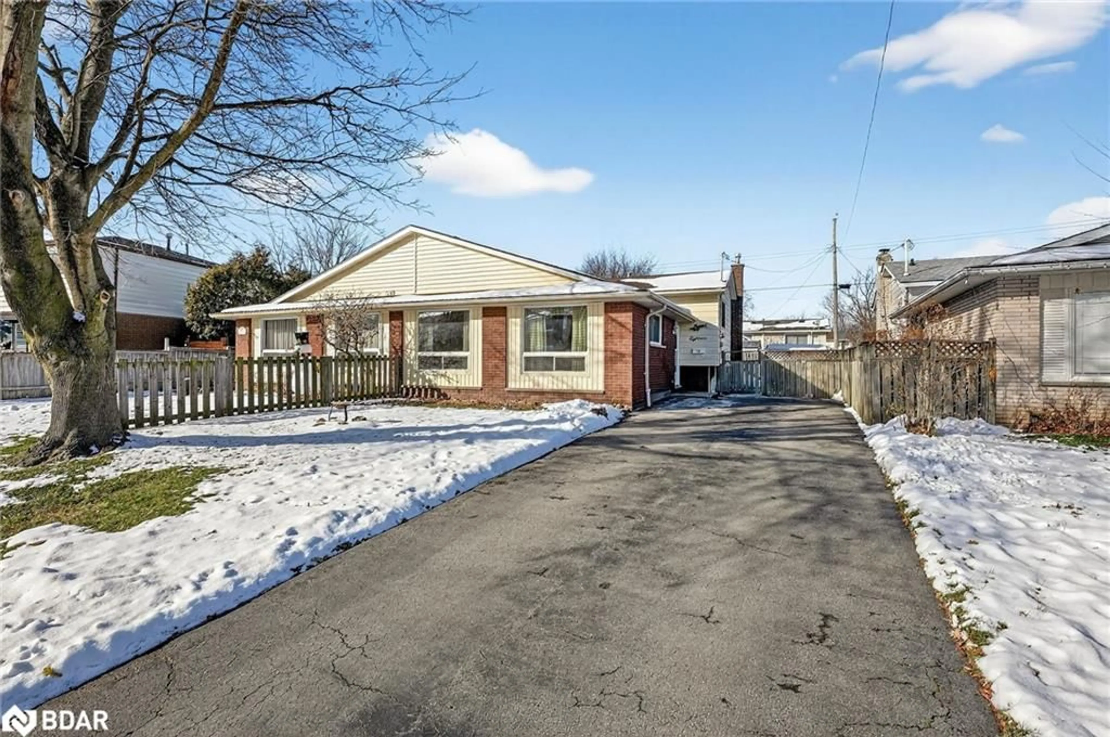 A pic from outside/outdoor area/front of a property/back of a property/a pic from drone, street for 18 Fairway Dr, Hamilton Ontario L8K 5L4