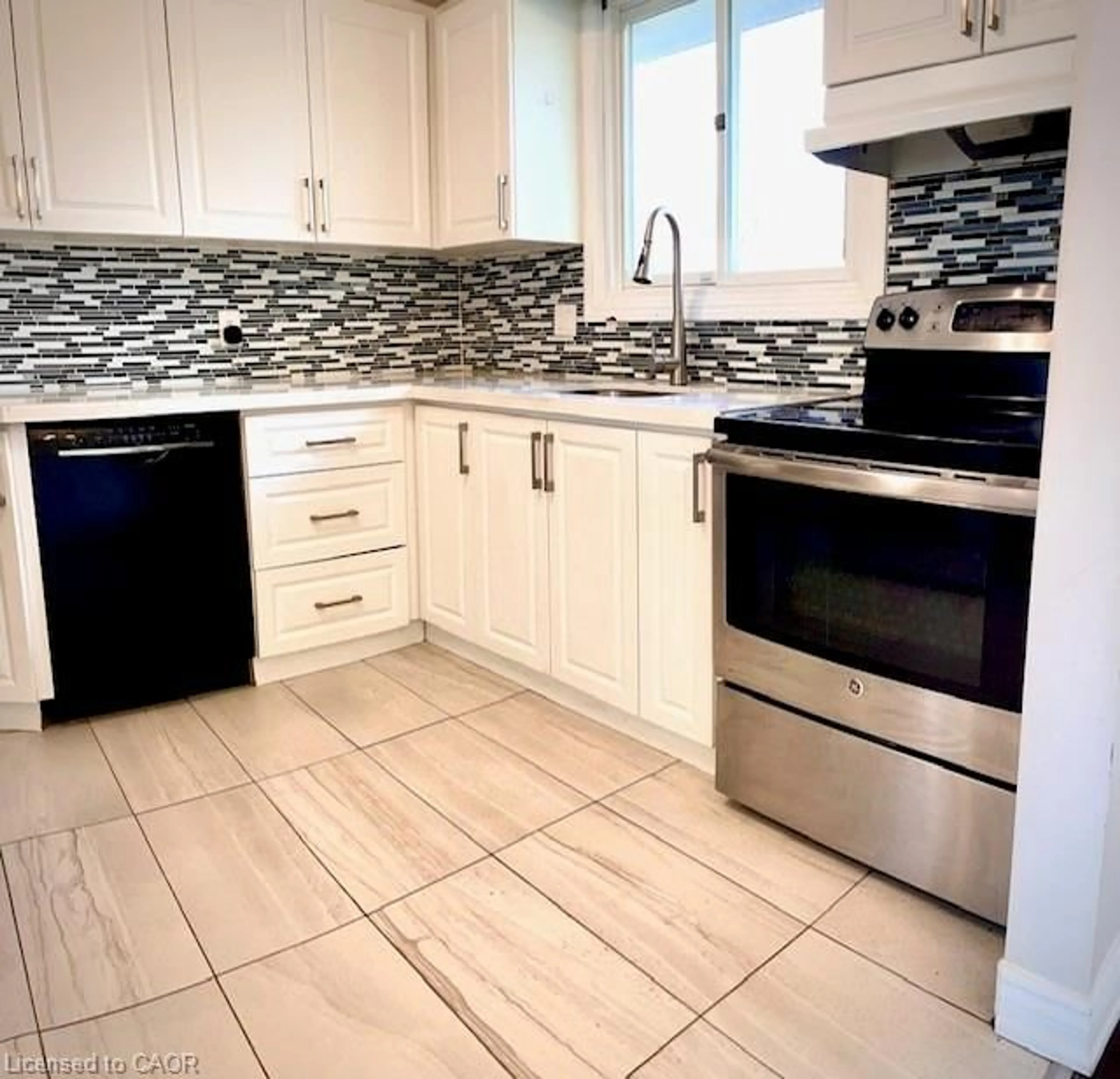 Open concept kitchen, ceramic/tile floor for 7053 Bonnie St, Niagara Falls Ontario L2G 7N1