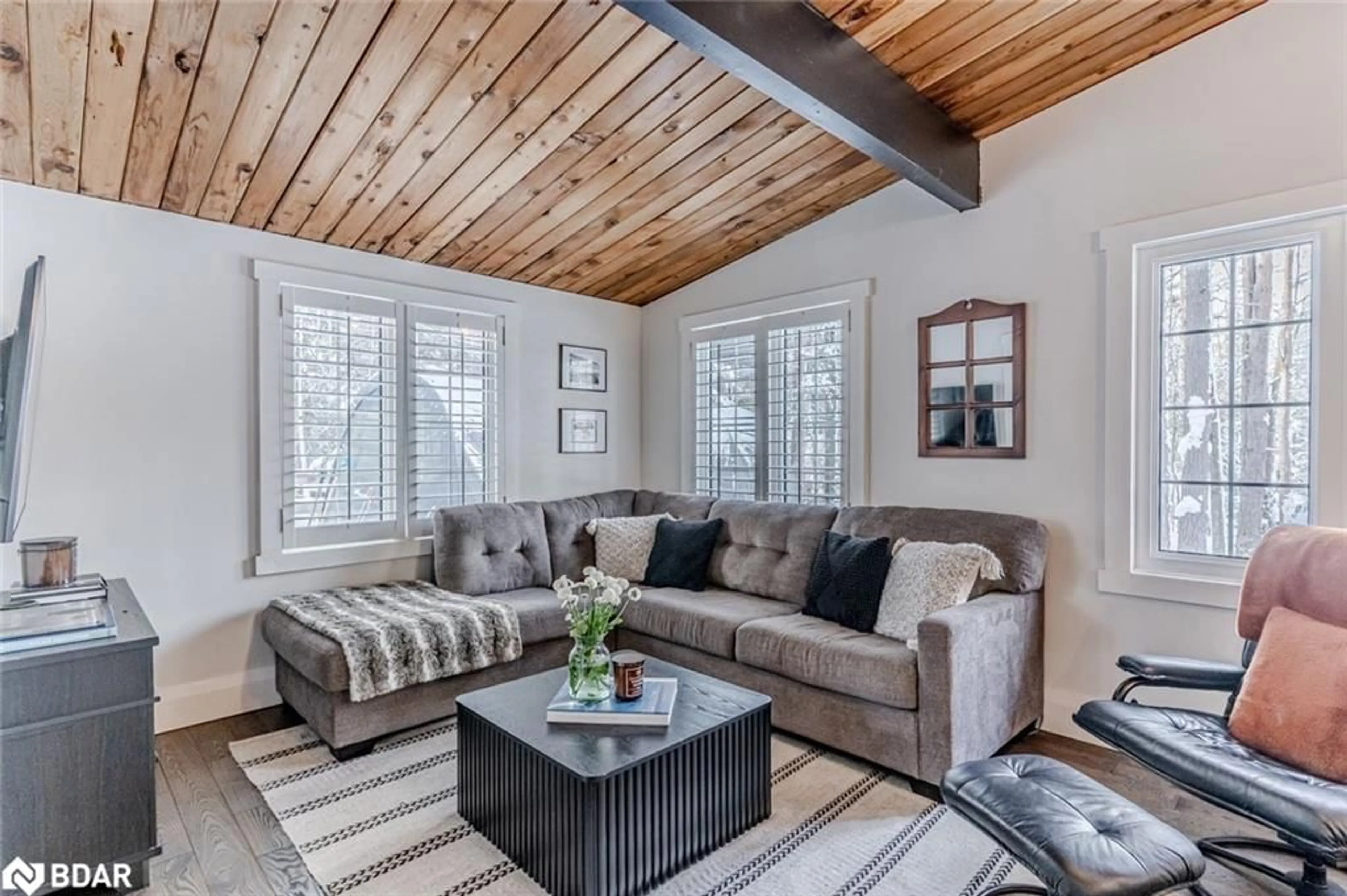 Living room with furniture, wood/laminate floor for 3795 Fairway Rd, Innisfil Ontario L9S 2L4