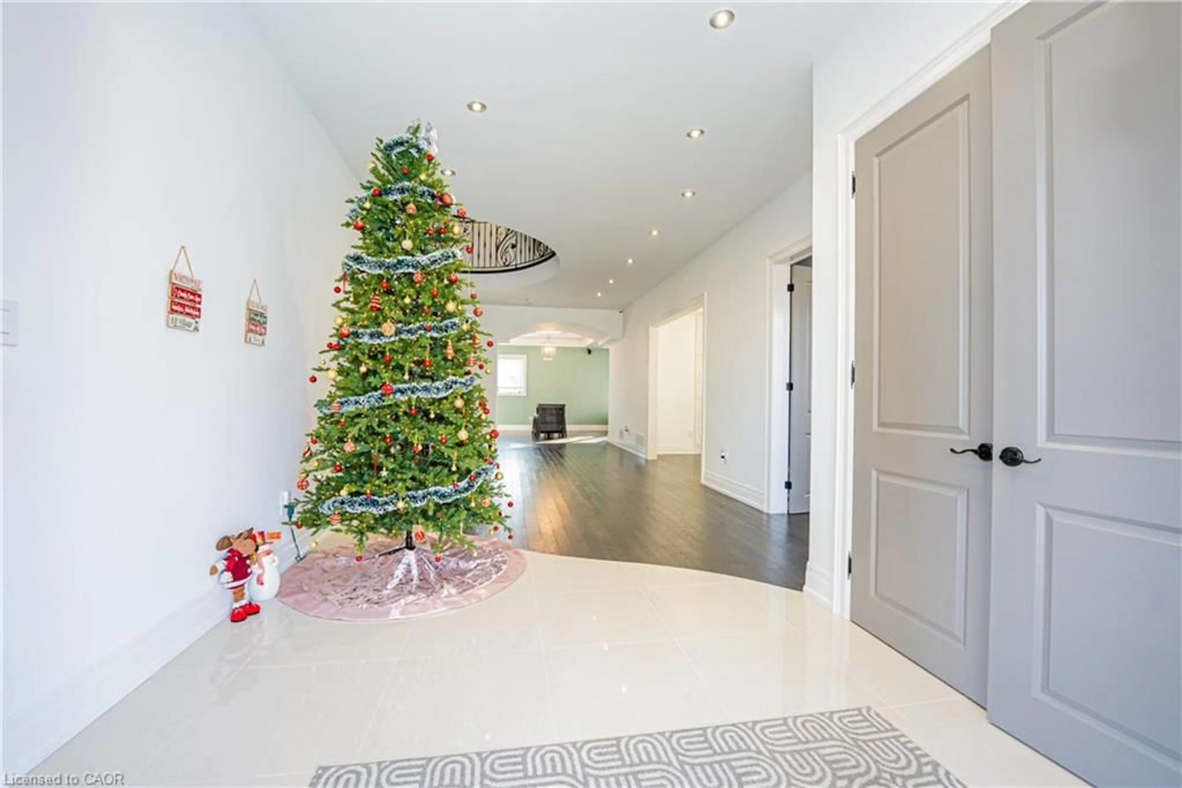 Indoor foyer for 23 Hillcrest Ave, Peel Ontario L6W 1Y7