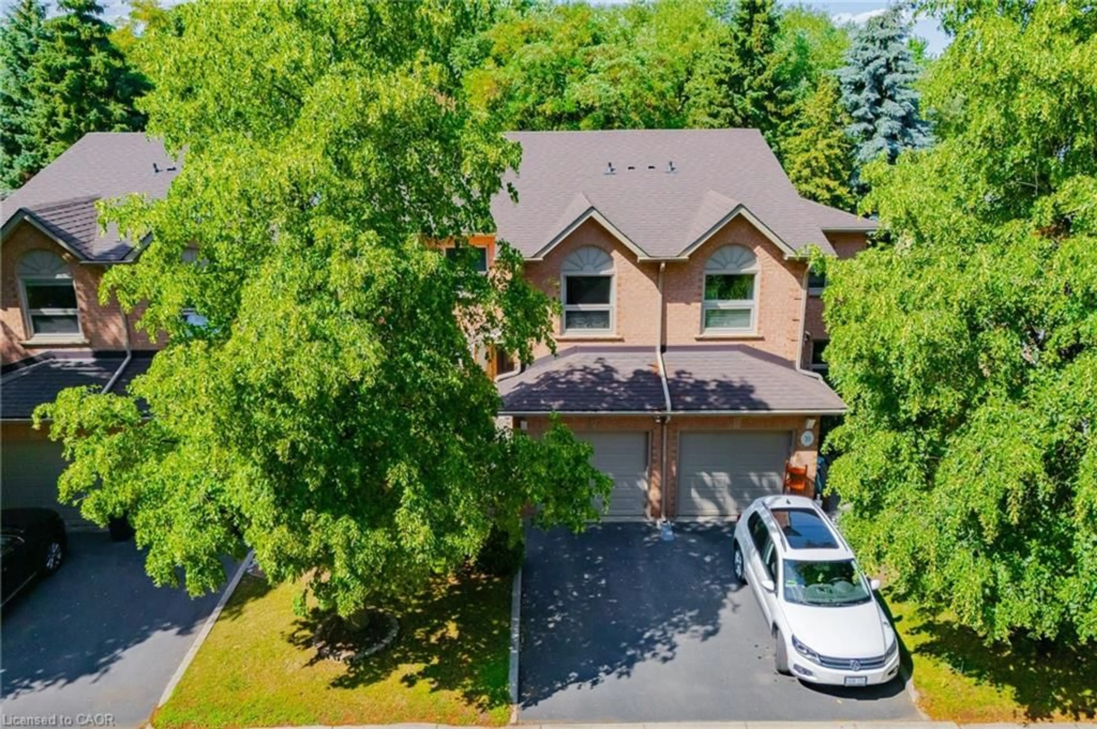 A pic from outside/outdoor area/front of a property/back of a property/a pic from drone, street for 2065 Sixth Line #9, Oakville Ontario L6H 5R8