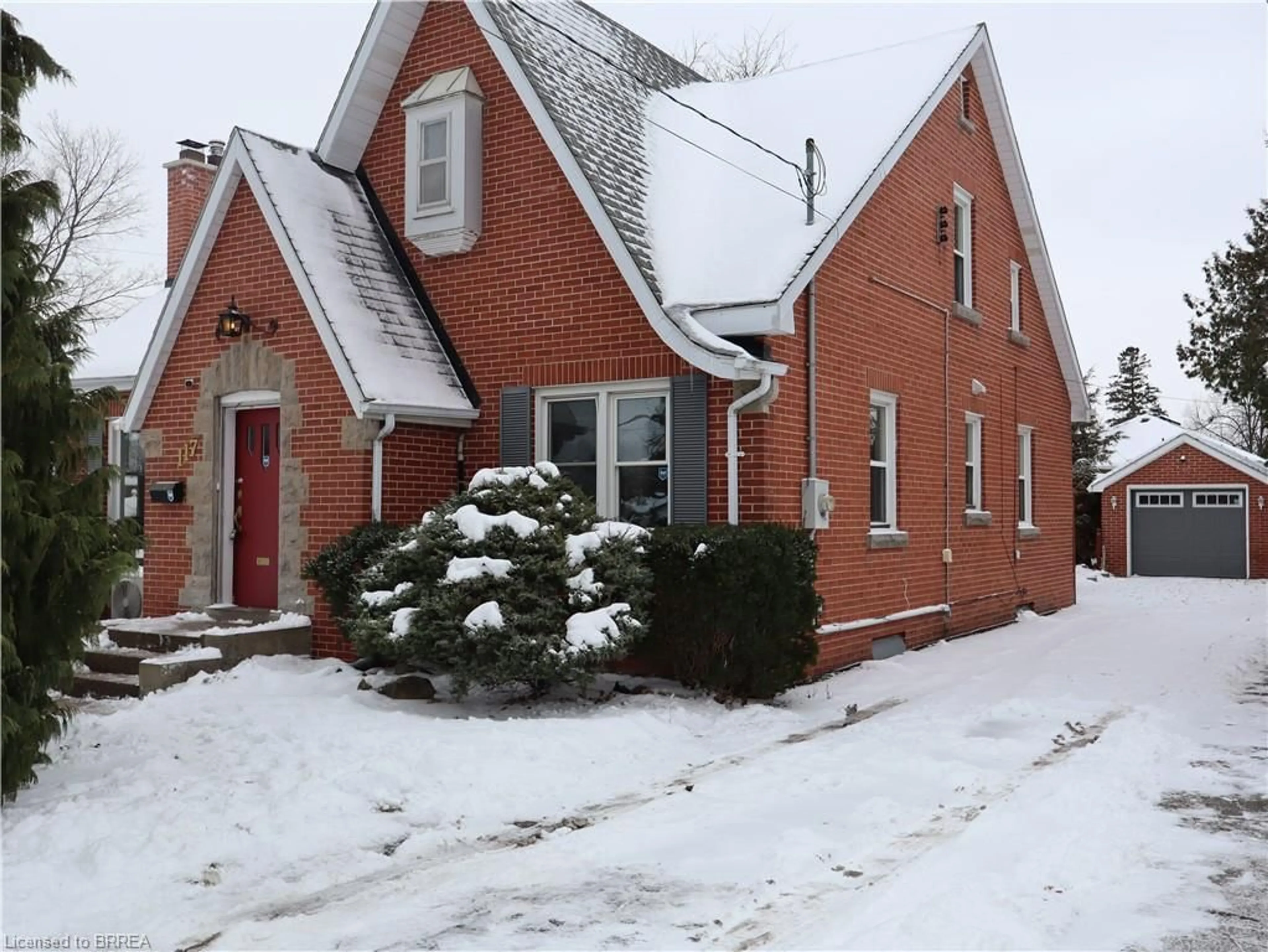 Home with brick exterior material, street for 117 Queensway Dr, Brantford Ontario N3R 4X1