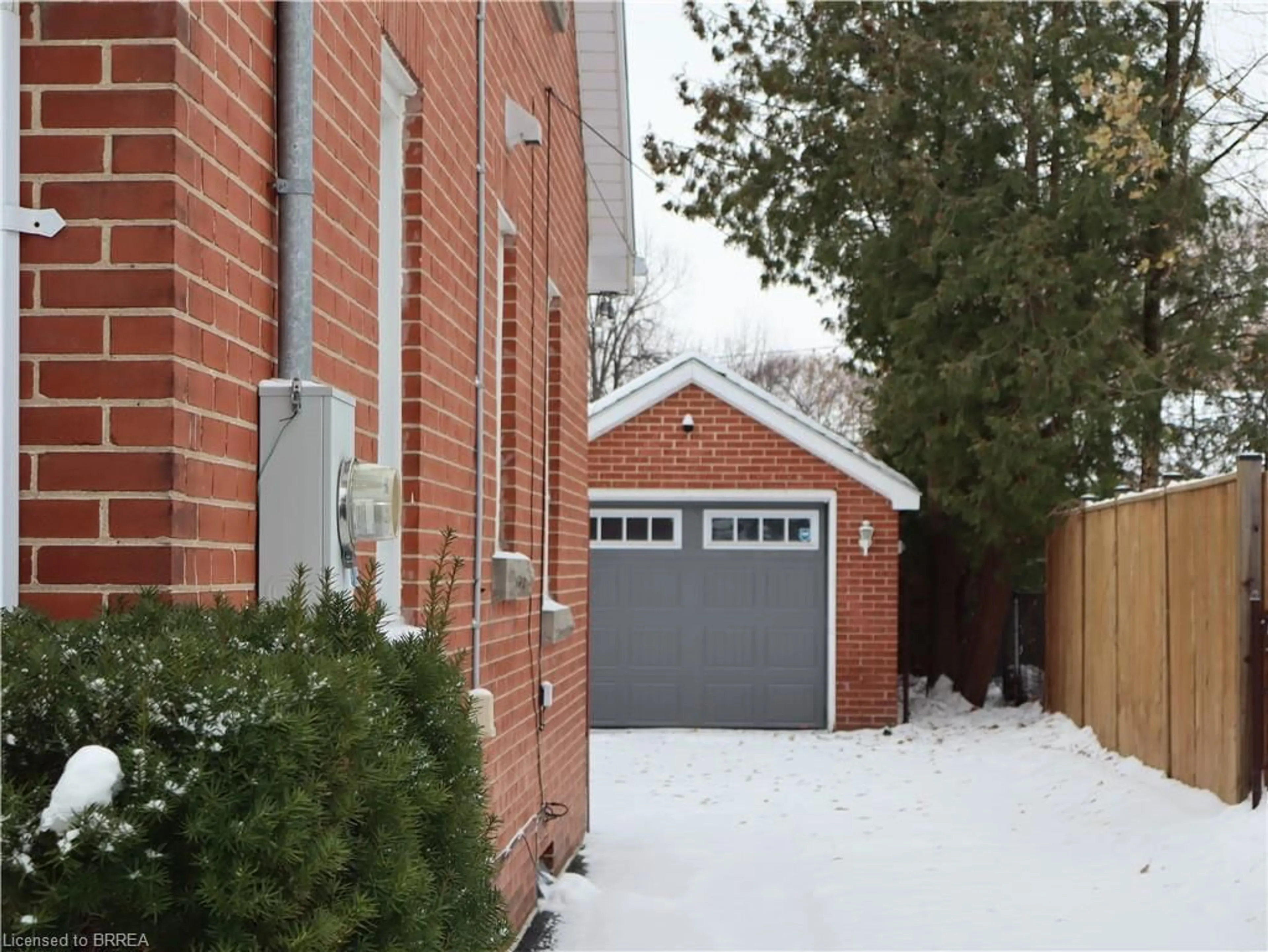 Home with brick exterior material, street for 117 Queensway Dr, Brantford Ontario N3R 4X1