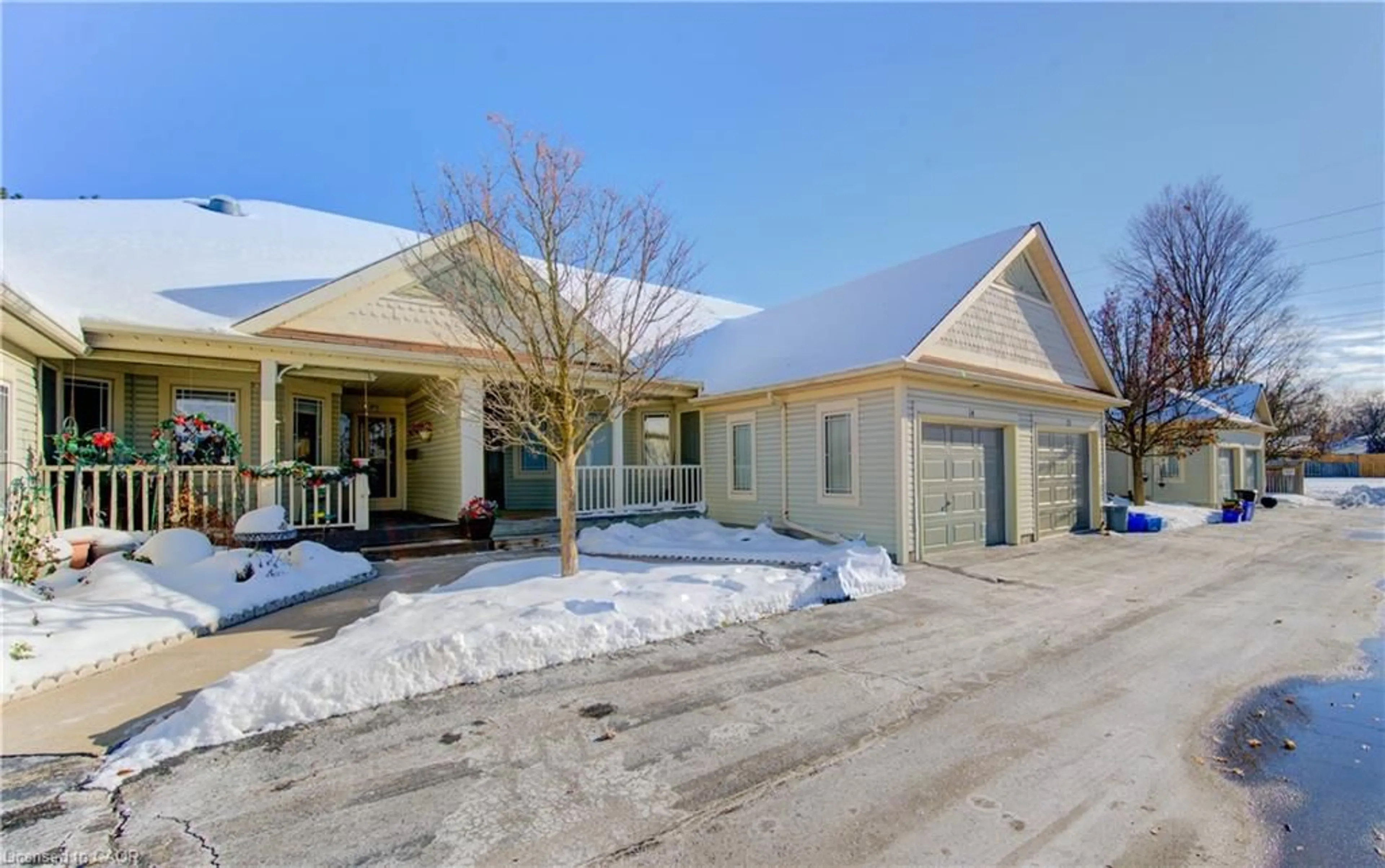 Indoor foyer for 50 Midland Dr #14, Kitchener Ontario N2A 2A7