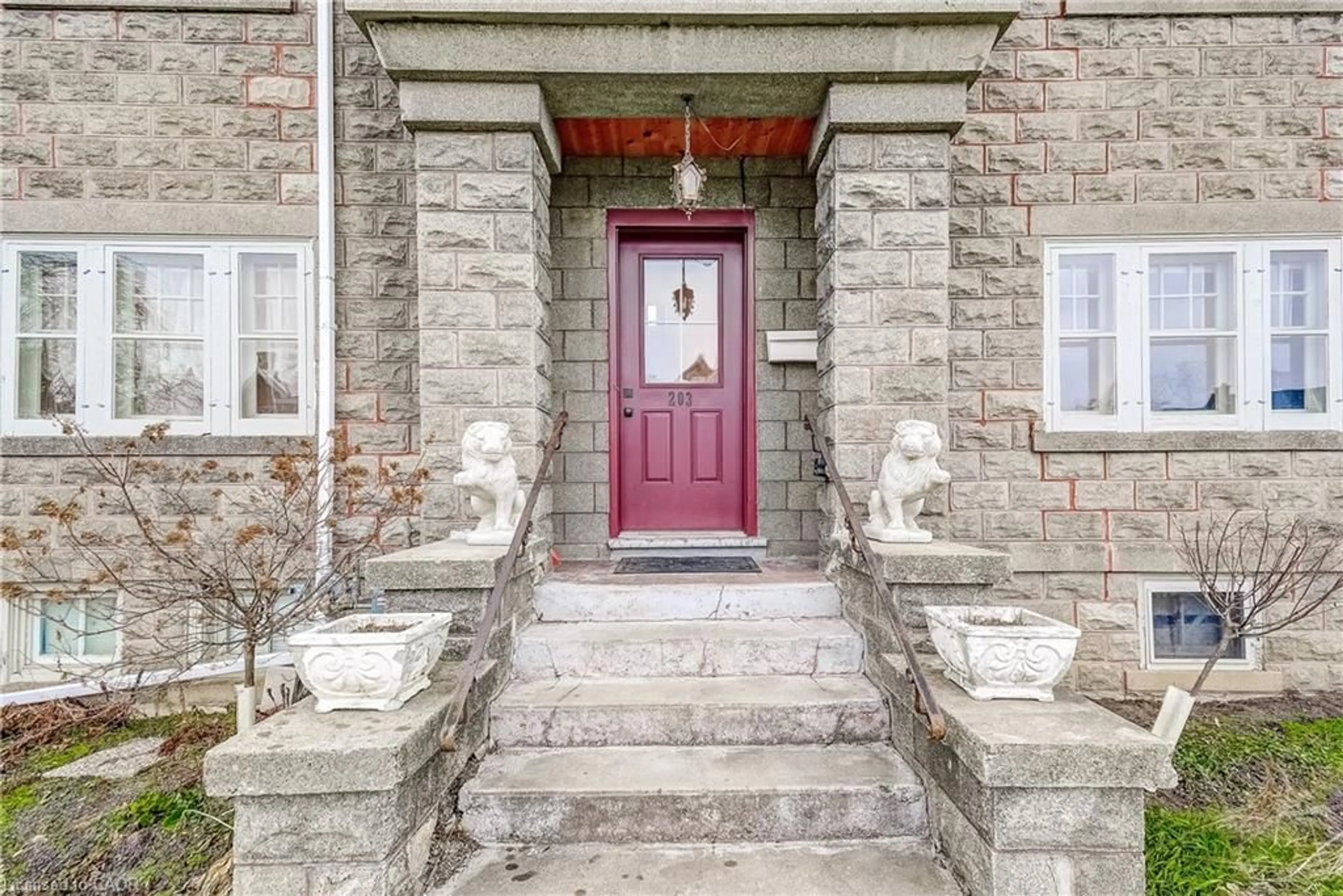 Indoor entryway for 203 Broad St, Dunnville Ontario N1A 1S8