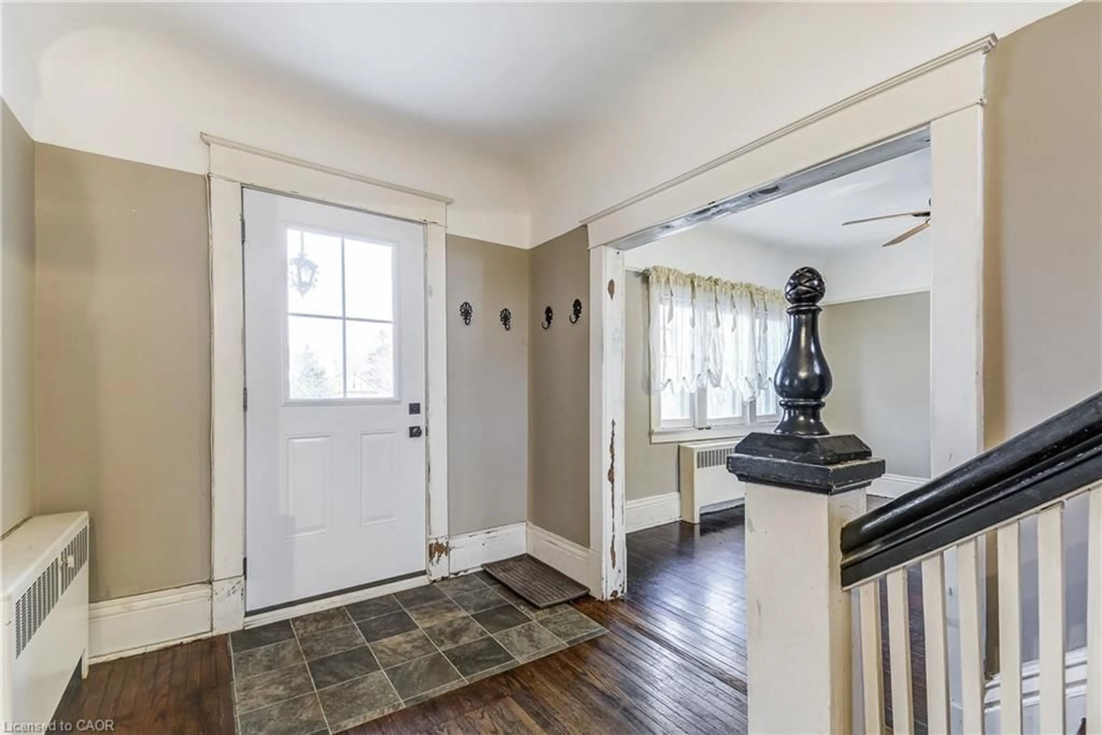 Indoor entryway for 203 Broad St, Dunnville Ontario N1A 1S8