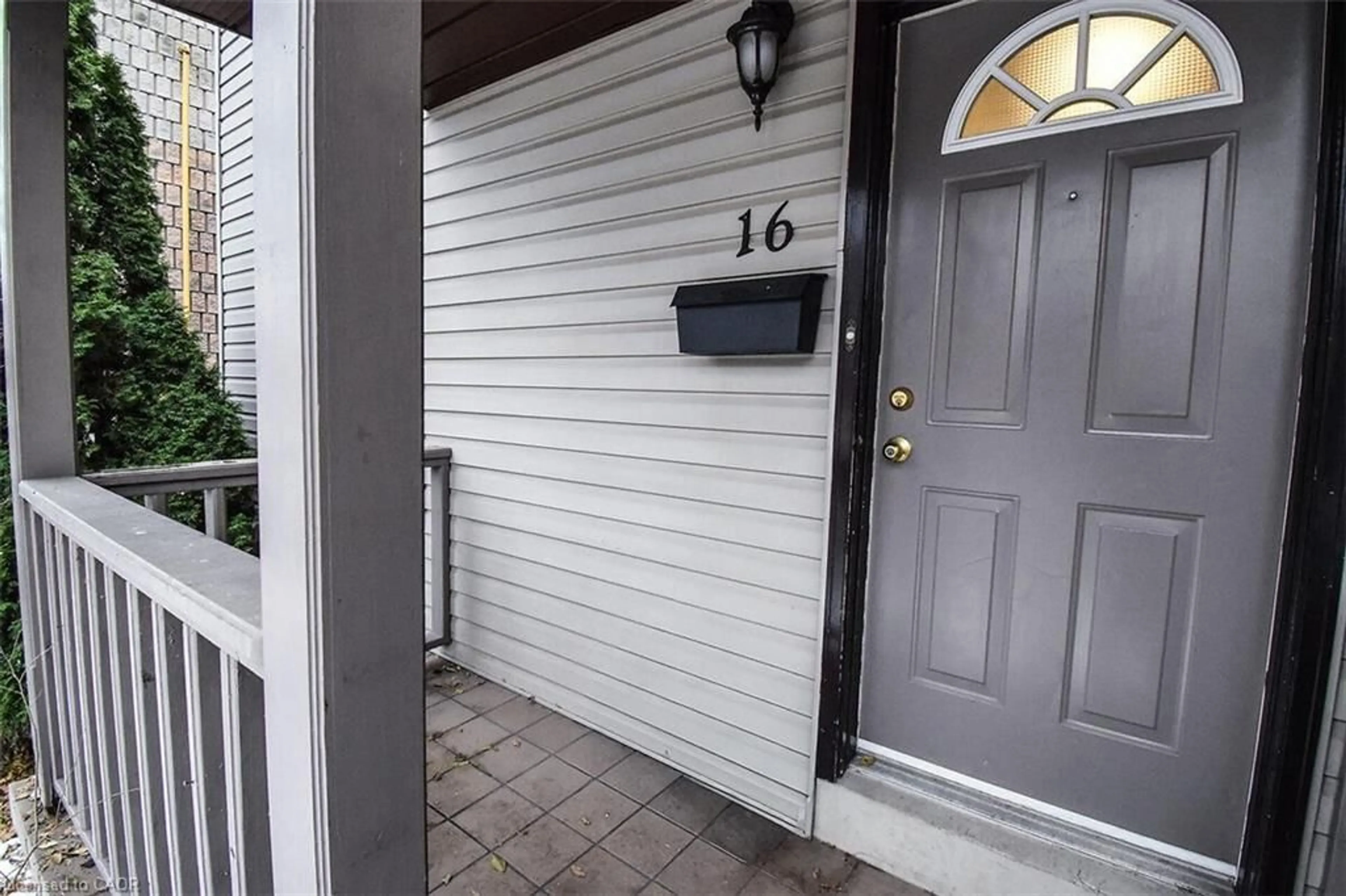 Indoor entryway for 16 Land St, Hamilton Ontario L8L 4L1