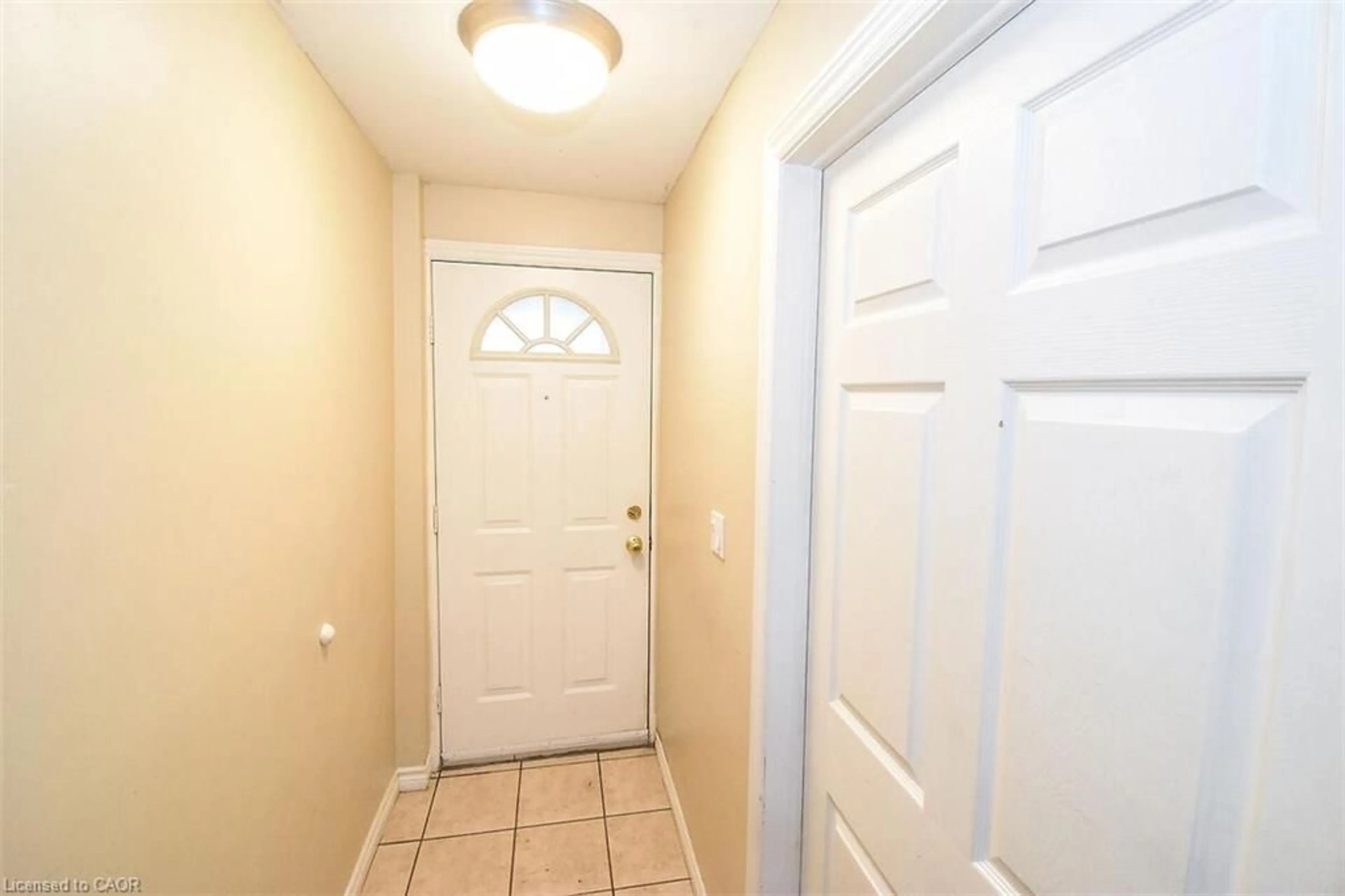 Indoor entryway for 16 Land St, Hamilton Ontario L8L 4L1