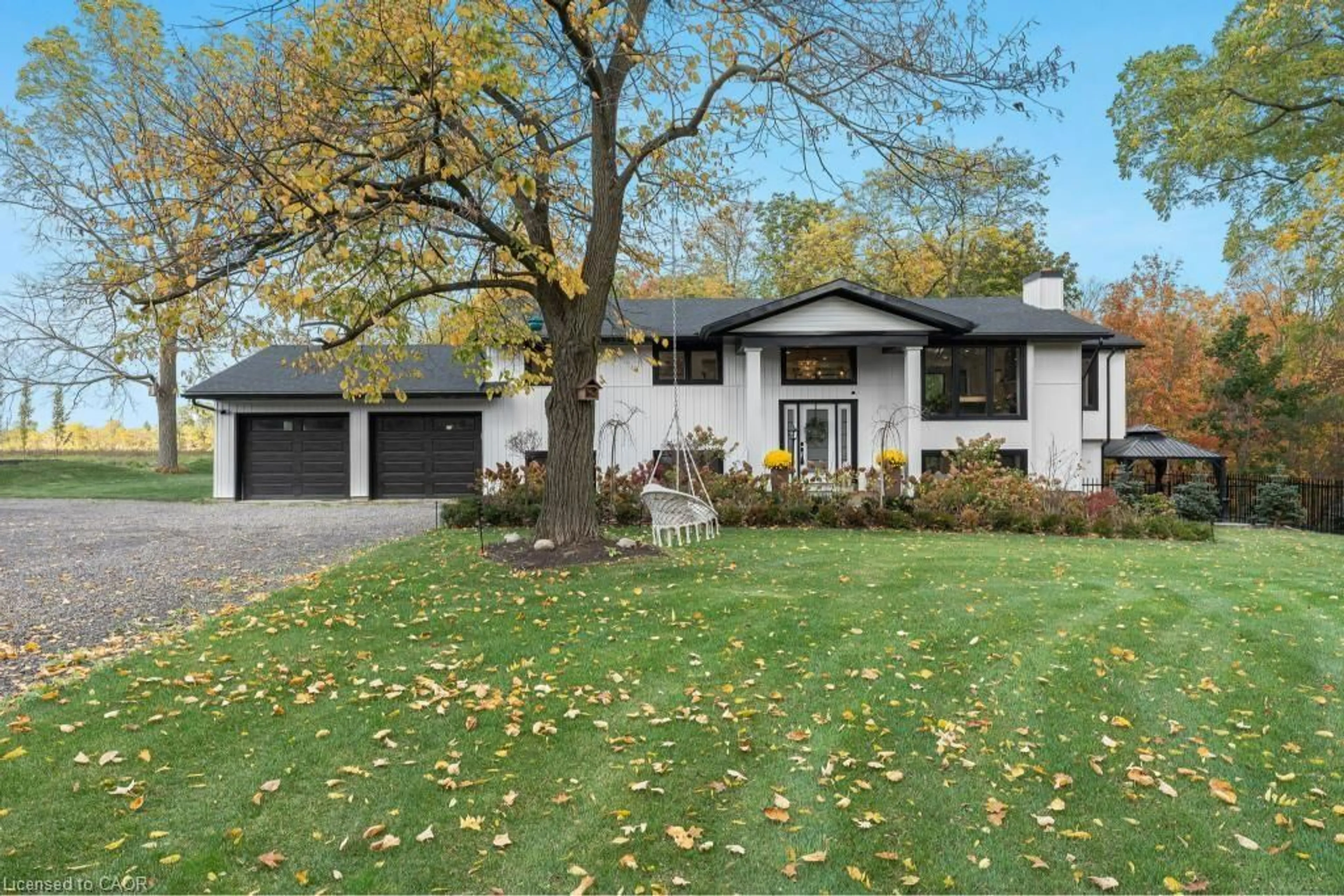 Home with vinyl exterior material, street for 3169 King St, Vineland Ontario L0R 2C0