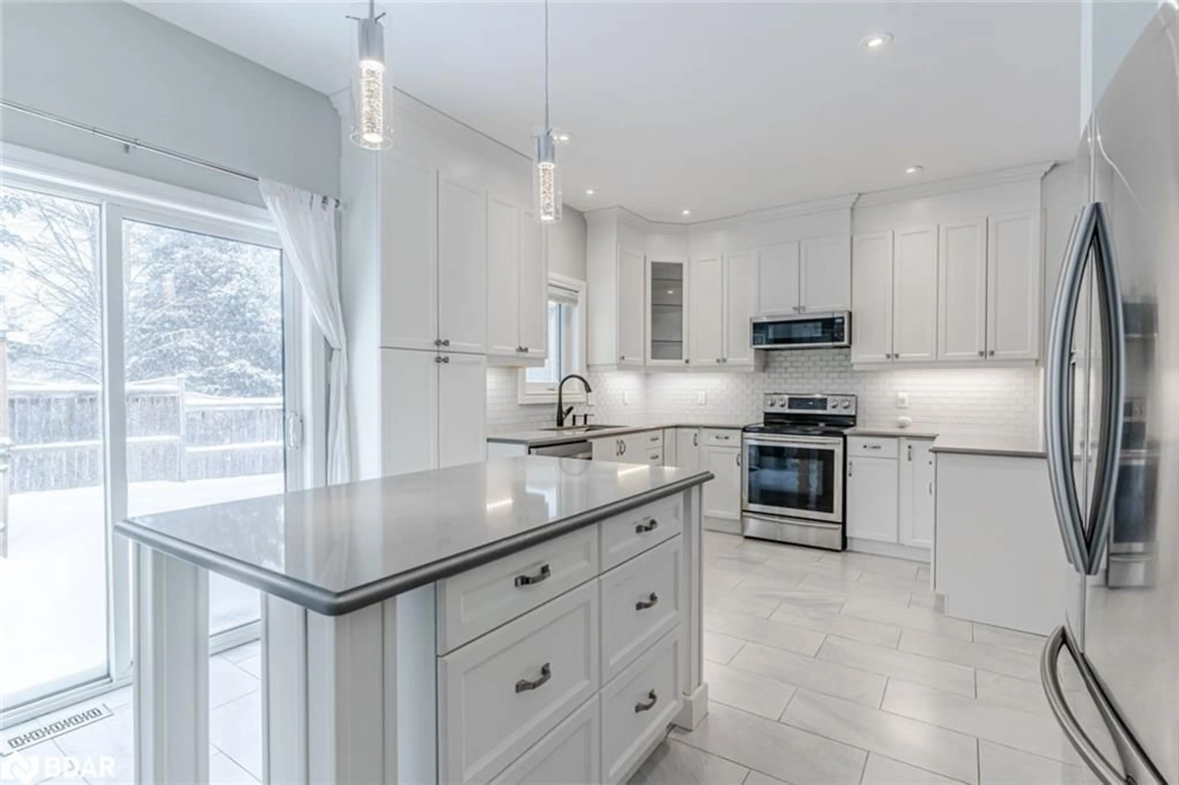Open concept kitchen, ceramic/tile floor for 6 Laurelwood Lane, Barrie Ontario L4N 0Z8
