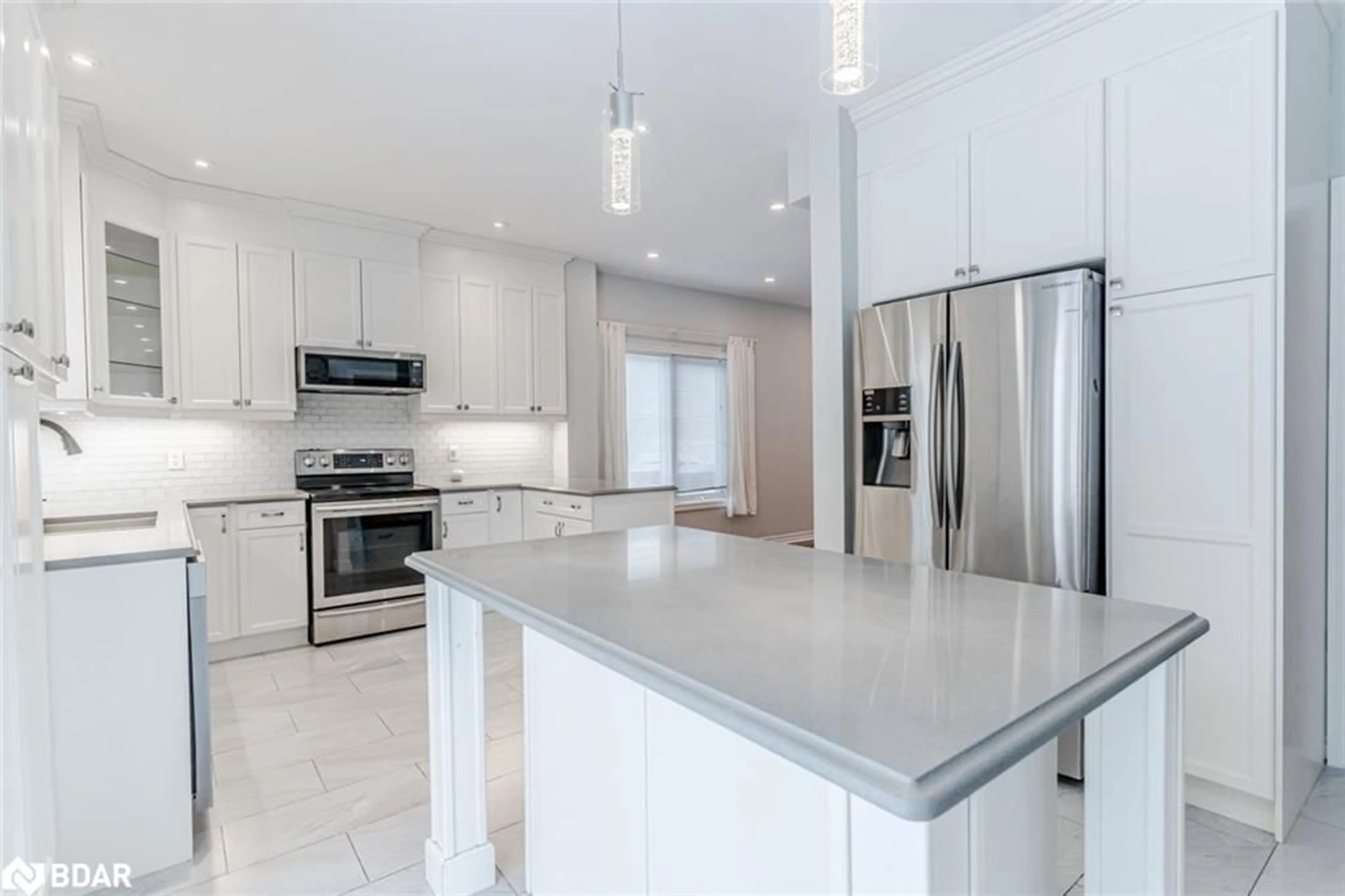 Open concept kitchen, ceramic/tile floor for 6 Laurelwood Lane, Barrie Ontario L4N 0Z8